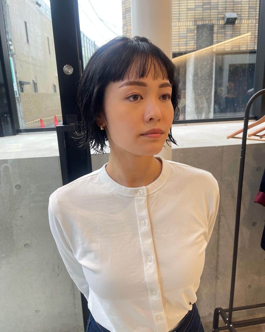 のインスタグラム：「. 前髪短め くせ毛活かし✂︎  #前髪 #前髪カット #ぱっつん前髪 #前髪ぱっつん #ボブ #ボブパーマ #ボブヘア #外国人風ヘアー #外国人風ヘアー #暗髪カラー #ヘアカラー #ボブスタイル #黒髪ボブ #黒髪ショート #黒髪」