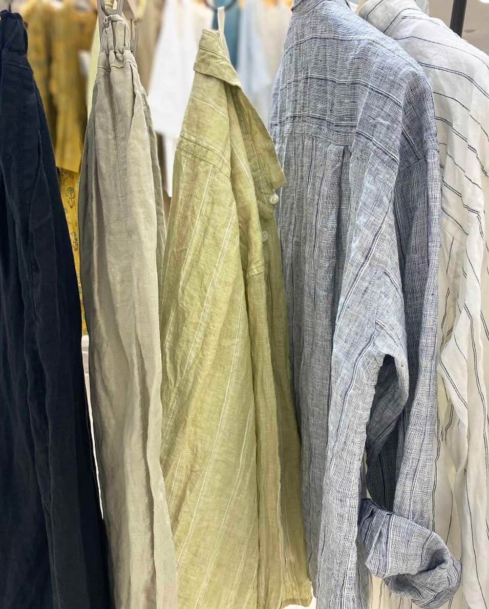 のインスタグラム：「•  pas de calais  summer collection!!!  28日(日)までW POINT FAIRを開催中しております。  #pasdecalais  #pasdecalais_offical_jp  #パドカレ #summer #パドカレの素材 #パドカレのリネン」