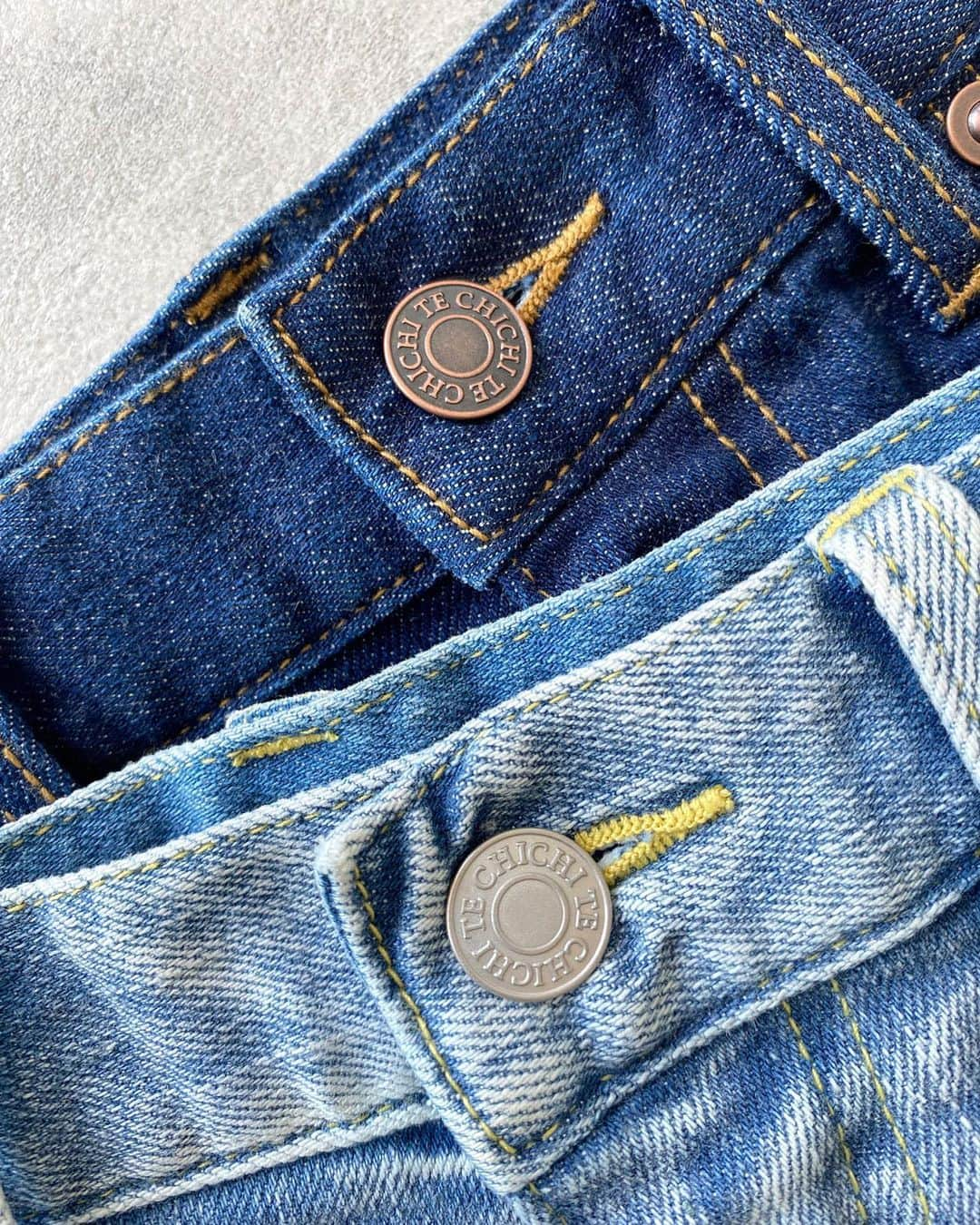 Techichiさんのインスタグラム写真 - (TechichiInstagram)「【Shiny and Denim】 今年旬なシャイニーニットとデニムをピックアップ。 爽やかかつこなれ感のあるサックスブルーに、夏らしさと深みのあるブルーの2色カラー展開。ワイドシルエットが夏のトップスとのバランス◎綺麗めトップスとの相性はもちろん、旬な短丈トップスやウエストインのスタイルもバランスよく着こなせます。 ⁡ ⁡ ⁡ •Pants ￥9,790（tax incl.）_№1406990 sax blue/blue ⁡ •Knit ￥6,930（tax incl.）_№1609936 gold/silver ⁡ ⁡ ⁡ ⁡ ⁡ ※商品画像は、撮影環境やご利用のPC・スマートフォンのモニター環境などにより実物と色味に差異がある場合がございます。 ⁡ ===================================== ⁡ #techichi #テチチ #オフィスコーデ #オフィスカジュアル #お仕事を楽しく #大人カジュアル #お仕事コーデ #働く女性 #オトナ女子 #オンオフ兼用 #デニムコーデ  #デニム  #canshopig」5月19日 18時00分 - techichi_official