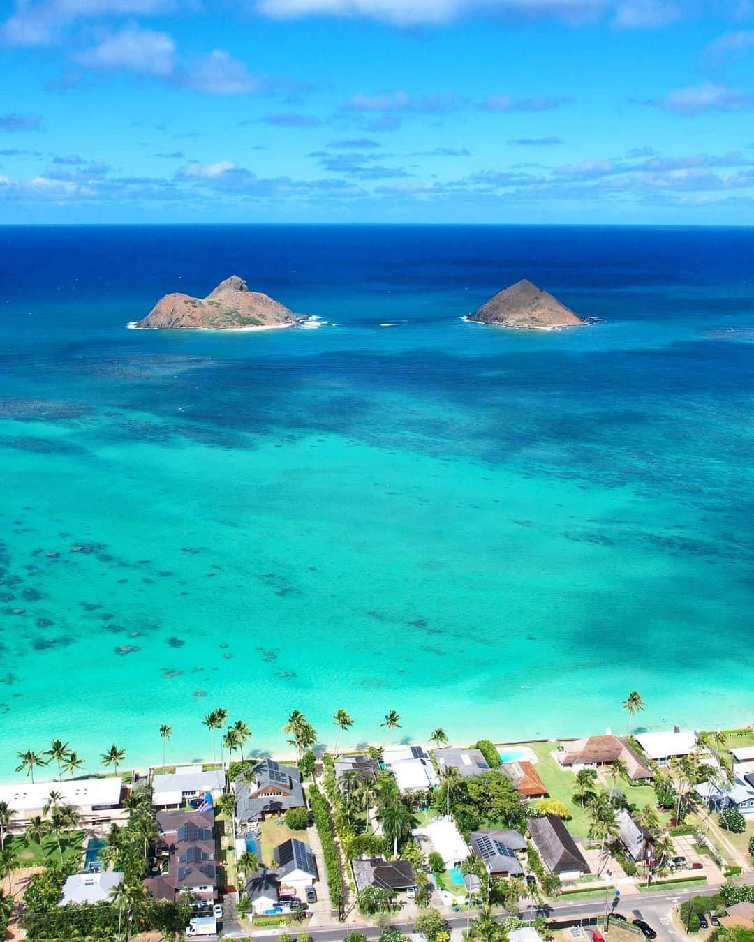shihoさんのインスタグラム写真 - (shihoInstagram)「🩵💙💎💙🩵 ・ 📍Lanikai Pillbox  ・ 頂上ではこの雄大な景色を眺めながら ゆったりと過ごす贅沢なじかん。 ・ 何度見てもこの景色には感動をし、 心が落ち着き優しくなれる場所。 Hawaiiにはそんな場所がたくさん♡ ・ #hawaii#islandofoahu#oahu#ハワイ#trip #オアフ島#travel#loco_hawaii#travel_jp #funtorip#タビジョ#旅MUSE#genic_travel #genic_mag#たびねす#旅行#genic_hawaii #lanikaipillbox#カイルア#lanikaibeach#beach #pillbox#kailua#lanikai#view#oahuhawaii #tabijyomap_hawaii#lealeahawaii#2023」5月18日 11時52分 - shiho.ga8