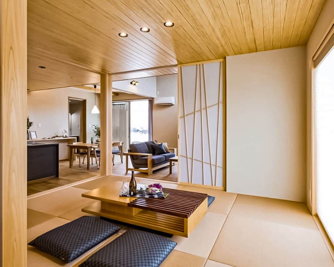 OKOCHI STYLE(香川県) さんのインスタグラム写真 - (OKOCHI STYLE(香川県) Instagram)「小上がり和室で落ち着いた雰囲気の和室 ーーーーーーーーー  香川県で木の家を建てる大河内工務店。 HPでは、施工事例を多数ご紹介しています。 家づくりをお考えの方は【フォトギャラリー】をご覧ください。  ーーーーーーーーー プロフィールからHPへ→ @okochi.komuten ーーーーーーーーー  街角リゾート木きん堂倶楽部のインスタもご覧ください(カフェ&ギャラリー情報)🌟  ーーーーーーーーー @mokkindo.cafe ーーーーーーーーー  #新築 #新築一戸建て #マイホーム #マイホーム計画 #インテリア #注文住宅 #かわいい家 #おしゃれな家 #かっこいい家 #家づくり #工務店だからつくれる家  #暮らしを楽しむ #大河内工務店 #自由設計 #木の家 #木の家づくり #自然素材の家 #香川イベント #香川の家 #香川県工務店 #和室」5月18日 12時00分 - okochi.komuten