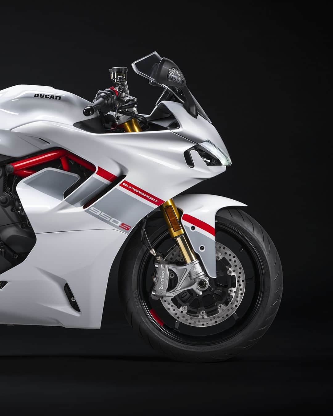 Ducati Japanさんのインスタグラム写真 - (Ducati JapanInstagram)「スーパースポーツ950 Sが新たな装いで登場！  アイスバーグホワイトの上に、ダークグレーとドゥカティレッドの2色のバンドをフロントフェンダーとサイドエアベントに配した新しいカラーリングで、洗練されたスタイルと大胆なキャラクターを強調しています。  ドゥカティ・スポーツバイクならではの流麗なラインとプロポーションを備えたスーパースポーツ950 Sの詳細はドゥカティ公式Webサイトからご覧ください。  #ドゥカティいいじゃん #ドゥカティ #DUCATI #SuperSport950 #SuperSport #スーパースポーツ #YourWayToSport」5月18日 12時00分 - ducatijapan