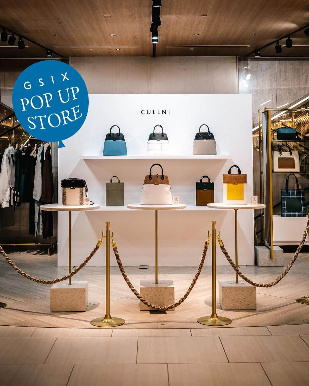 #ぶらエディターズ GINZA SIX オフィシャルのインスタグラム：「CULLNI 3F POP UP STORE @cullni   “探して集める”を意味するCULLに、“素敵な” “素晴らしい”“気の利いた”のNIFTYを合わせてCULLNI（クルニ）。2014年の春夏シーズンに立ち上がり、およそ9年の時を経て、俳優やシンガー、アイドルなど多くの芸能人も着用する人気ブランドへと成長を遂げました🙌🏻✨   今、まさにノリにノッている、このクルニのPOP UP STORE（📸1枚目）が、5/30（火）までの期間限定でGINZA SIX 3Fに登場🌟店頭には洋服、バッグ、ウォレットなどのアイテムが勢揃い。ブランドの世界観を感じられる絶好の機会となっています👏🏻☺️   洋服はポリエステルやナイロンなどを使ったテロっとした素材感が特徴のひとつ💡シワになりにくいため、普段使いはもちろん、旅行や出張でも大活躍✈️ジッパーやボタンなどの金具はゴールドカラーで統一。これがアクセントとなり、カジュアルでありながら、品の良い雰囲気に仕上がっています👕✨   全体的にゆとりのあるデザインとやわらかな素材感なので、セットアップ（📸2枚目・ダブル サテン ジップ ポケット テイラード ジャケット 税込55,000円、ダブル サテン ジップ ヘム センター プレス パンツ 税込31,900円）でも動きやすく、リラックスして過ごせます🌿   遊び心のあるアイテムも多く、例えば、ダブル サテン ボウタイ ショート スリーブ シャツ（📸3枚目・税込26,400円）は、着脱可能なボウタイ付き。首元を好きなようにアレンジできます🌟アシンメトリック スリーブ サイド オープン ニット（📸4枚目・税込23,100円）は、右腕側が半袖、左腕側がノースリーブになっていて、見られる側によって印象が変わるというもの😳正面から見た姿もユニークで、個性を主張できます👌🏻   パンツはすべてベルト付き。ゆるやかな素材感を活かして、ウエストが少し大きめのサイズを選び、ベルトで調整して穿くのがオススメです。体型が多少変わっても穿けちゃうところもありがたいですよね☺️   性別や年齢を問わずに着られるデザインのため、女性にも人気です💖ショップスタッフのふたりもクルニの洋服がお似合い（📸5枚目）！カップルコーデも楽しめます👫❣️   今回のポップアップでは、スペシャルなアイテムも登場しています✨それがクロコダイルレザーを使ったハイエンドなバッグです👜✨中でも希少なのがヒマラヤクロコと呼ばれるプレミアムレザーを使ったバッグ（📸6枚目・税込506,000円）。ヒマラヤクロコとは、ワニのお腹部分の皮を原皮の色合いのままなめしたもので、この美しさはなかなか出せないそう🤯✨   また、一般的なクロコダイルレザーのイメージを覆すようなポップな色使いのバッグ（📸7枚目・税込605,000円）や、ボテっとしたフォルムが愛らしいバッグ（📸8枚目・税込660,000円）など、エクスクルーシブな限定モデルは、クルニならではの仕上がりが魅力。いずれも本革証明書付きの1点ものです。気になる方はお早めにどうぞ💼🙌🏻   ほかにも持ち手が長く肩がけ可能なトートバッグや、がま口付きを筆頭に使いやすいウォレットなど小物類も充実（📹9枚目）✨キャンバス地の頑強なトートバッグや、色使いのかわいいショルダーバッグなど、バッグはバラエティに富んでいるので（📸10枚目）、お気に入りが見つかるはず🎊！　ぜひポップアップで最旬ブランド、クルニのすべてを体感してみてください！   ―― 3F ☎080-1984-2961 ――   #cullni #クルニ #tokyo #東京 #fashion #ファッション #bag #バッグ #totebag #トートバッグ #shoulderbag #ショルダーバッグ #shirt #シャツ #crocodile #クロコダイル #himalayascrocodile #ヒマラヤクロコ #wallet #ウォレット #ポップアップ #カップルコーデ #ユニセックス #限定モデル #ginzasix_popup #ginzasix_fashion #ginza #銀座 #ginzasix #ギンザシックス   @ginzasix_official」