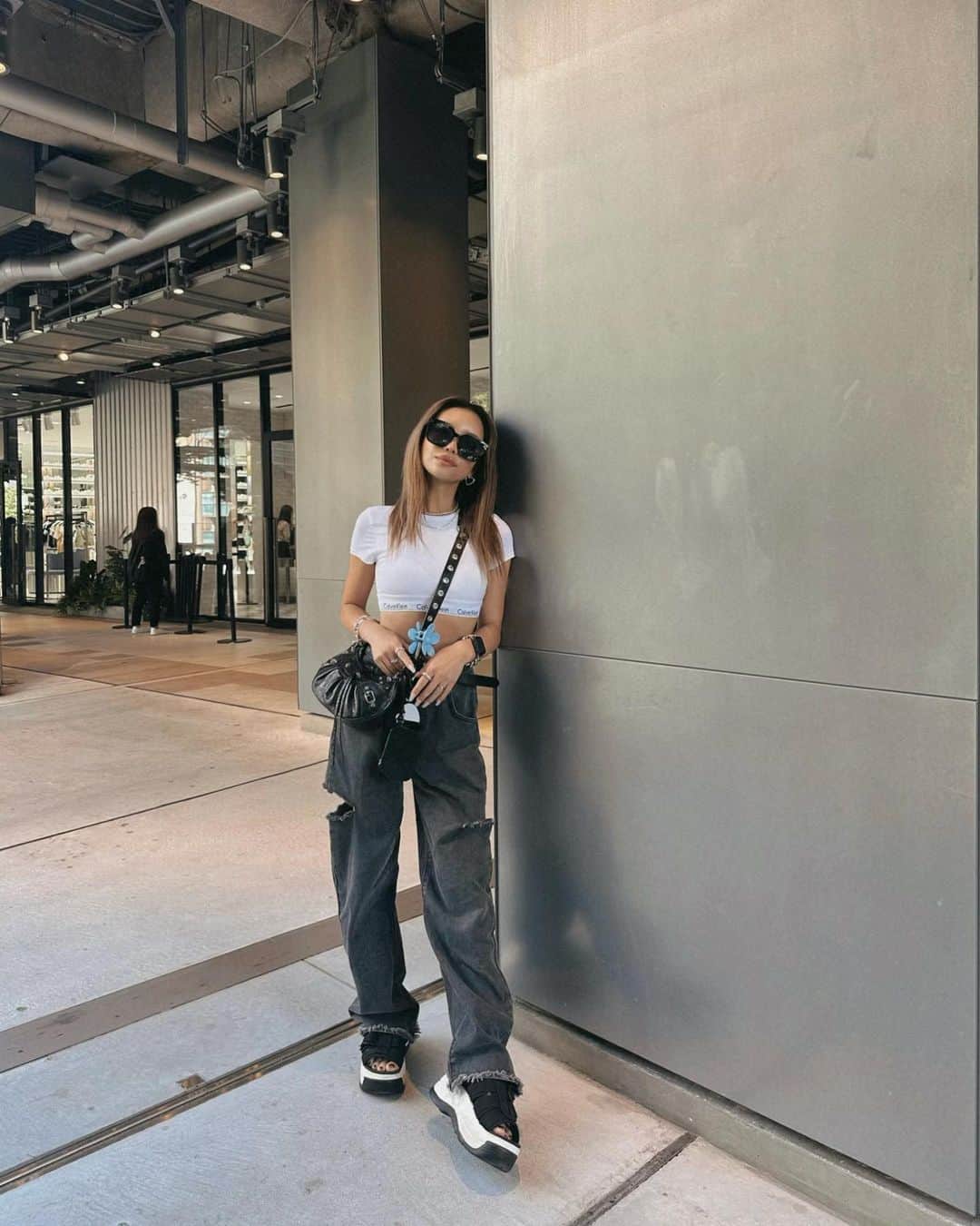 ✷kana✷のインスタグラム：「このパット付きTが着心地良すぎて3色持ってる笑 背中に何もないだけでなんでこんなにも 快適なのだろう😘  #150cmコーデ#calvinklein」