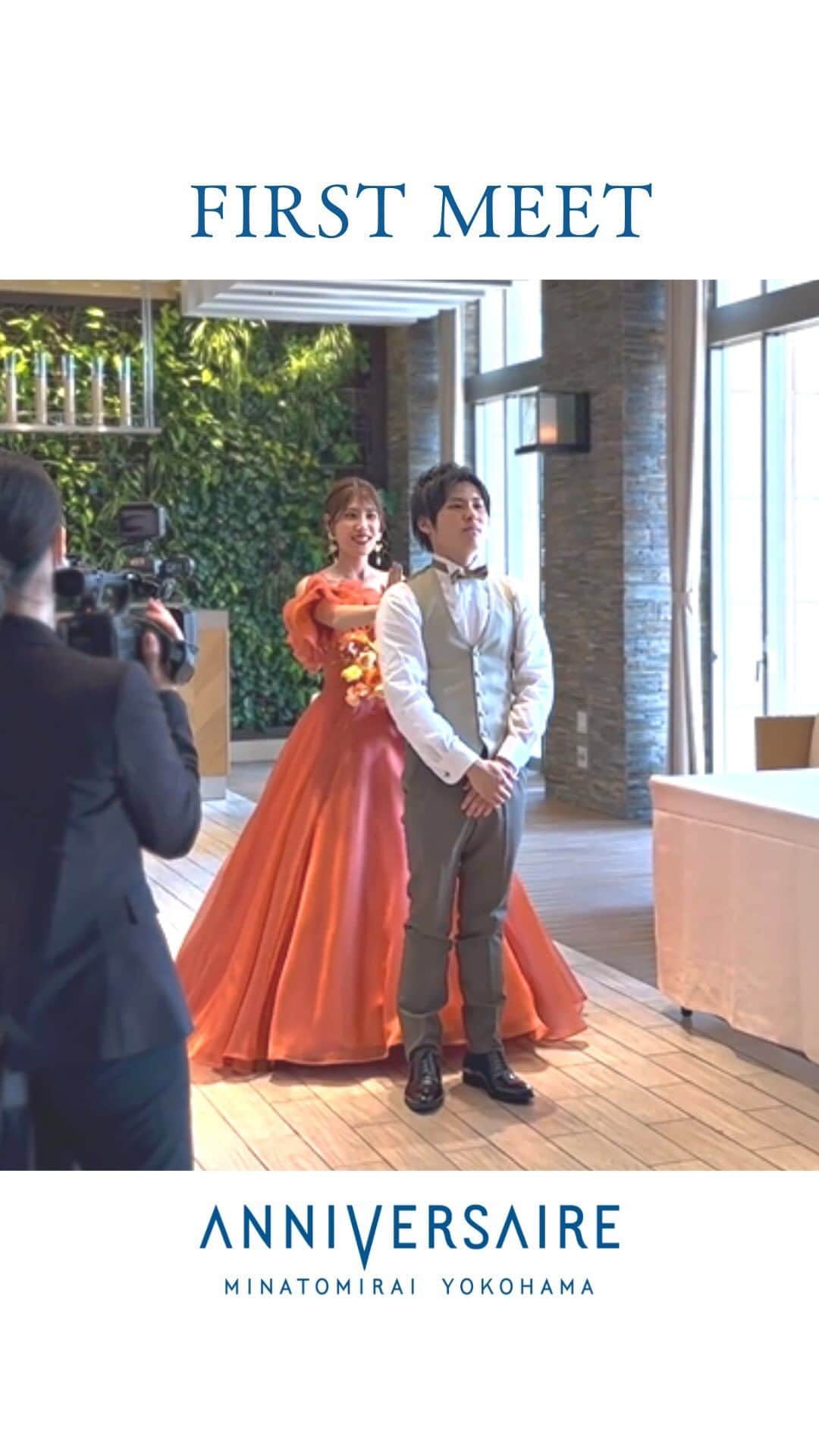 アニヴェルセル みなとみらい横浜 公式のインスタグラム：「ファーストミート🤵🏻👰🏻‍♀️❤️  お色直しのカラードレスは当日まで秘密にされていたご新婦。 再入場前にファーストミートを行いました✨  ﾟ･*:.｡. .｡.:*･゜ﾟ･*:.｡. .｡.:*･ﾟ･*:.｡. .｡.:*･゜  横浜 みなとみらいの結婚式場 #アニヴェルセルみなとみらい横浜  📌海や空のように「永遠に続く」という 　意味を持つロイヤルブルーのバージンロード  📌120年の歴史が刻まれた 　壮観なステンドグラスのチャペル  📌好みに合わせて選べる 　7つの貸切披露宴会場  @anniversaire_minatomirai  👆詳細はプロフィールURLの 　公式HPよりご覧いただけます✨  ﾟ･*:.｡. .｡.:*･゜ﾟ･*:.｡. .｡.:*･ﾟ･*:.｡. .｡.:*･゜  #アニヴェルセル #アニヴェルセルみなとみらい #結婚式場見学 #ブライダルフェア #結婚式準備 #式場見学 #花嫁準備 #結婚式準備 #横浜花嫁 #みなとみらい花嫁 #みなとみらいウェディング #みなとみらい婚 #みなとみらい結婚式 #横浜結婚式場 #プレ花嫁準備中 #プレ花嫁準備 #結婚式場 #2023花嫁 #2024花嫁 #ファーストミート#お色直し#再入場#カラードレス」