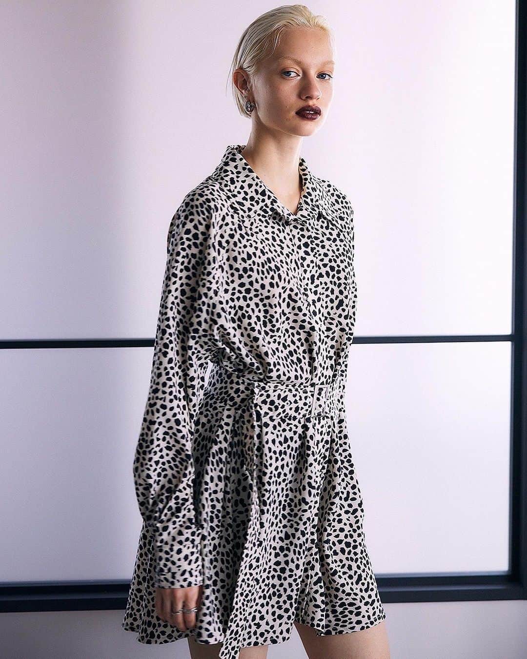 ENVYMのインスタグラム：「【 𝙍𝙚𝙨𝙩𝙤𝙘𝙠 ✨】 ⁡ ⁡ ◾︎AラインシャツOP color / LEOPARD,BLACK,WHITE ⁡ ラグランスリーブでアームホールが広いので ルーズ感がポイントののAラインシャツワンピース。 ベルト付きなのでウエストマークをして着用すると、 全体のメリハリが出るのでスタイルアップ効果があります。 ⁡ --------------------------------- ⁡ ⁡ #envym #2023ss #summer」