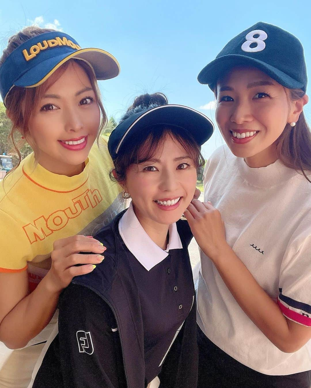 あおい夏海さんのインスタグラム写真 - (あおい夏海Instagram)「元祖ゴルフ女子⛳️笑 あの頃はインスタゴルフ女子がまだほとんどいなくて、たぶん10人もいなかった！ その中の3人‼️笑笑 まだゴルフ女子がいなかったあの頃って、 100前後で回れる女の子もほとんどいなかったから、スコア100前後でめちゃくちゃ褒められてたなぁ🥺 いまじゃベストスコア70台の子なんて、周りのゴルフ女子友達ざらにいるからなぁ〜w  この3人でゴルフの仕事できたの6〜7年ぶり？くらいかな？？ サブちゃん @sabu_golf もせーら @seeeeiiiiraaaa ちゃんもめちゃくちゃうまいから、めっちゃ刺激なるしたのしぃぃ💕💕 みんな大人になって、めっちゃ安定の昭和組だった😍❤️  ここ5年でゴルフ女子たくさん増えて、 ゴルフ場が華やかになって、 ゴルフ友達もたくさん増えて、 色んなゴルフのお仕事が増えて、 みんなでゴルフの仕事ができて 本当に有り難いしかないです😭🫶✨  ゴルフで関わる全ての方々に感謝です😭🙏 引き続きよろしくお願いします✨✨      #ゴルフ女子 #ゴルフウェア  #ゴルフコーデ  #ゴルフ女子コーデ  #ゴルフ場  #ゴルフコンペ #ゴルフ場  #ラウドマウス #ラウドマウスゴルフ  #LMGINZA #あおい夏海 #スポーツ女子  #スポーツウェア  #夏コーデ  #ありがとう  #友達は宝物」5月18日 11時53分 - natsumi.aoi