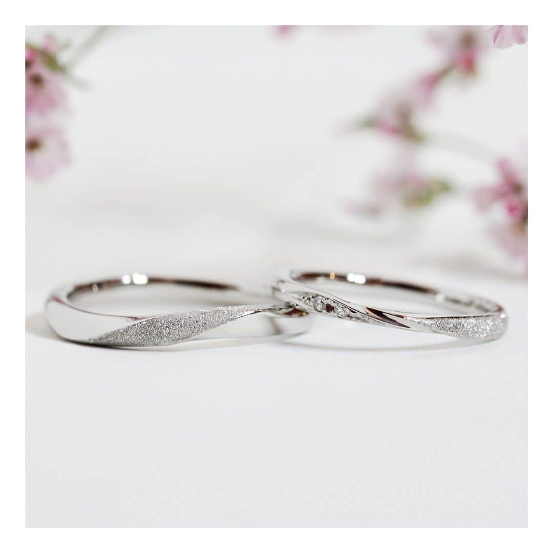 ith / イズ オーダメイド結婚指輪さんのインスタグラム写真 - (ith / イズ オーダメイド結婚指輪Instagram)「完全なお揃いではないけれど、 斜めラインのカーブとツイストで 同じムードを大切にお仕立てした結婚指輪です。  お二人は、星屑を散りばめたような ”スターダスト” の質感がお気に入り。  宝石がなくても キラキラと輝く表面加工で、 男性の指輪も華やかにお仕立てしました。  ▽ 指輪について 結婚指輪(男性)：マルカート Pt950：114,000円〜  結婚指輪(女性)：カンタービレ Pt950：126,000円〜  お問い合わせコード：14470  *********************************** ⧉ ith 公式WEB  @ith_marriage アカウントTOPへ 　 ☞ プロフィールURLをタップ  ⧉ 公式ハッシュタグ   ☞ #イズマリッジ   ⧉ 暮らしに寄り添うジュエリー  ith online store ☞  @ith_jewelry   ***********************************  #結婚指輪 #マリッジリング  #カスタマイズ #オーダーメイド #オーダーメイドリング #手仕事 #結婚指輪オーダー #アトリエ #ゴールドリング  #ダイヤモンド #結婚指輪探し #結婚指輪選び #指輪選び #指輪探し #結婚準備 #婚約 #プロポーズ #プレ花嫁  #花嫁準備 #2023夏婚 #2023秋婚  #2023冬婚 #2024春婚 #職人 #スターダスト #プラチナ #お揃い #福岡花嫁 #福岡天神」5月18日 11時55分 - ith_marriage
