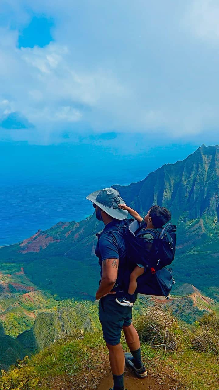 オスプレーのインスタグラム：「Little legs, big appetite for adventure.   P.S. Father’s Day is officially one month away and the Poco Collection makes a great gift for dads who are into make great memories.  🎥: @mikemccastle  #OspreyPacks」