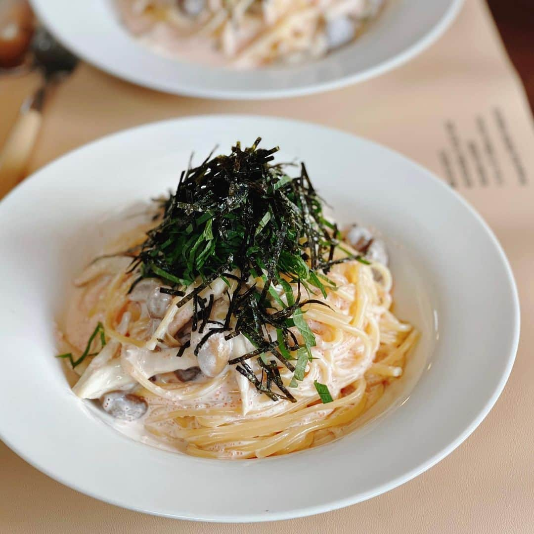 ゆうきのインスタグラム：「超濃厚😋明太クリームパスタ！ 生クリームにマヨネーズを加えたソースが まったり麺に絡みます👌  ✏︎レシピ⬇︎ 〜明太子の濃厚クリームパスタ〜 【材料(2人分)】 ・スパゲティ……180g ・しめじ……1/2株→石づきを落として小房に分ける ・バター……10g ・大葉……8枚ほど→千切りにする ・刻み海苔……適量 ・塩……10g a.明太子……100〜120g→皮から取り出す a.生クリーム……200cc a.ヤマキの割烹白だし……小さじ2杯 a.マヨネーズ……大さじ1杯  【作り方】 1.鍋に1.5ℓの湯を沸かし、塩を入れてスパゲティを茹でる。  2.（a）をボウルに入れてよく混ぜ合わせておく。  3. 中火で温めたフライパンにバターを溶かし入れ、しめじを炒める。軽く焼き色がついたら、1のゆで汁を30ccほど加えて、さっと加熱する。　  4. お好みの時間茹でたスパゲティをザルにあけて湯を切り、3に入れる。弱火にして2を加えて、フライパンとトングを回して混ぜ合わせる。ソースがよく絡んだら器に盛り付け、大葉と刻みのりを散らして完成。 ・ ・ ・  #おうちごはん#お昼ごはん#昼ご飯#パスタ#スパゲッティ#レシピ#簡単レシピ#おうちカフェ#エビ#マカロニメイト#フーディーテーブル #lunch#japanesefood#foodpic#pasta」