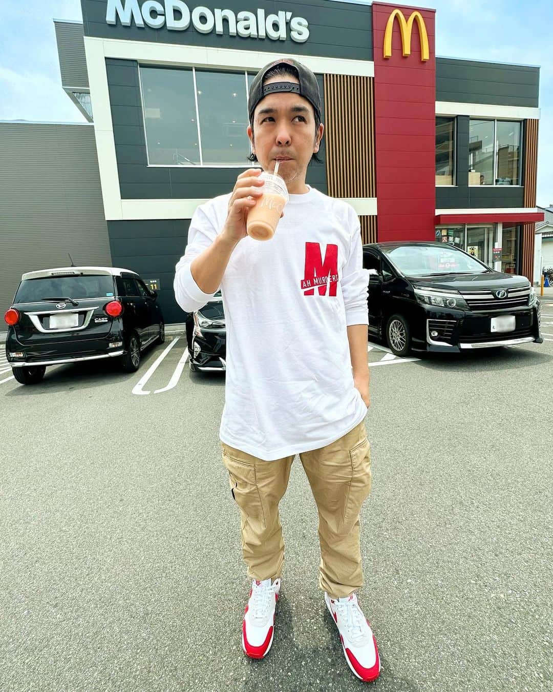 のインスタグラム：「モモ買いにきた👍  #モモスムージー」