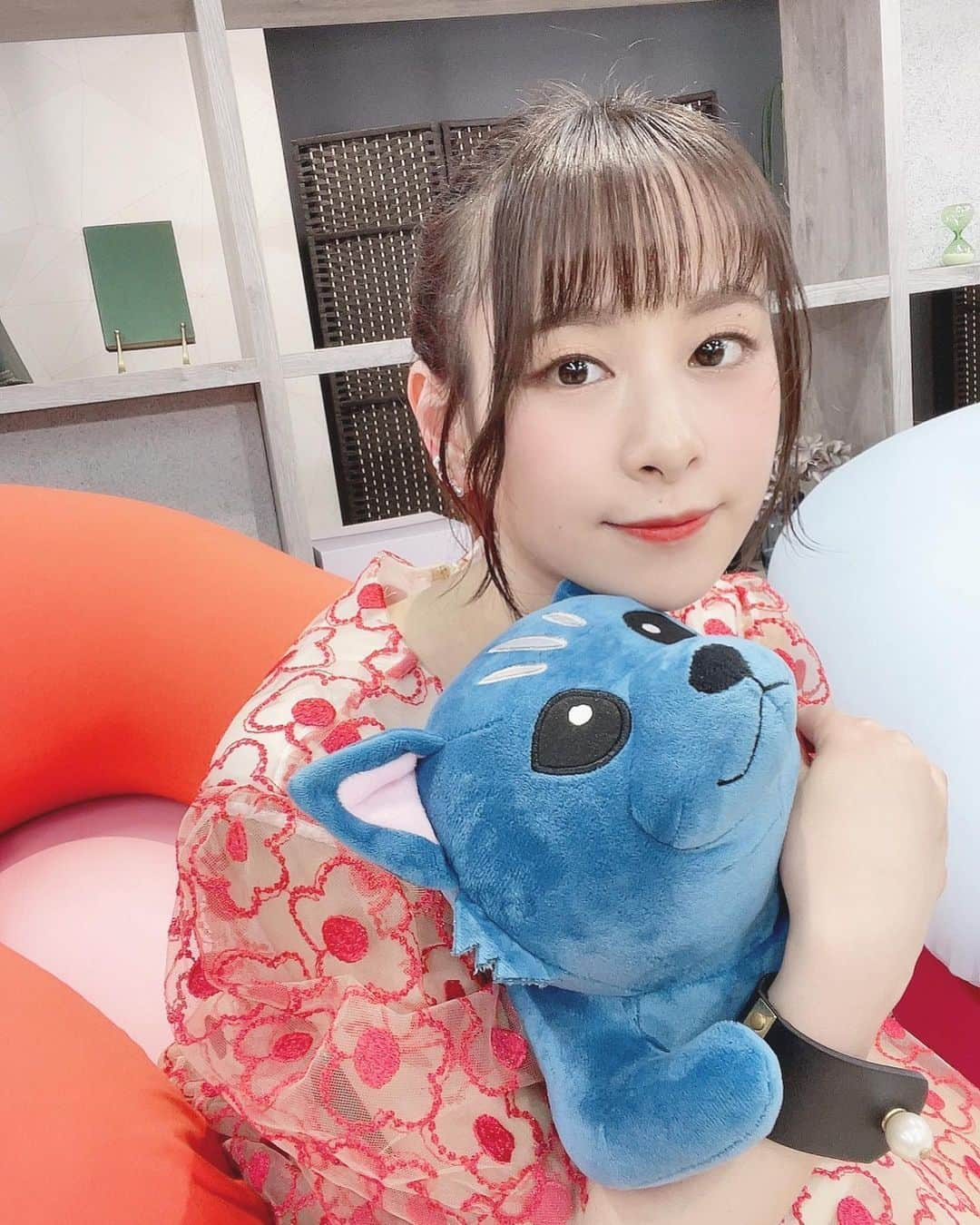 前田佳織里のインスタグラム：「#いせれべ×#Yogibo さん Yogiboさんとのコラボ動画、「Yogiboは人生を変えた！」が公開されてます☺️ 最高なyogiboに包まれて幸せな撮影でした〜🍀  そしてレクシアを意識した暖色系のワンピースでした☺️  #yogibo  #yogiboのある生活   衣装はいつもお世話になっているサムさん☺️ 素敵なワンピースとアクセサリー今回もありがとうございました！  @samukashiwagi」