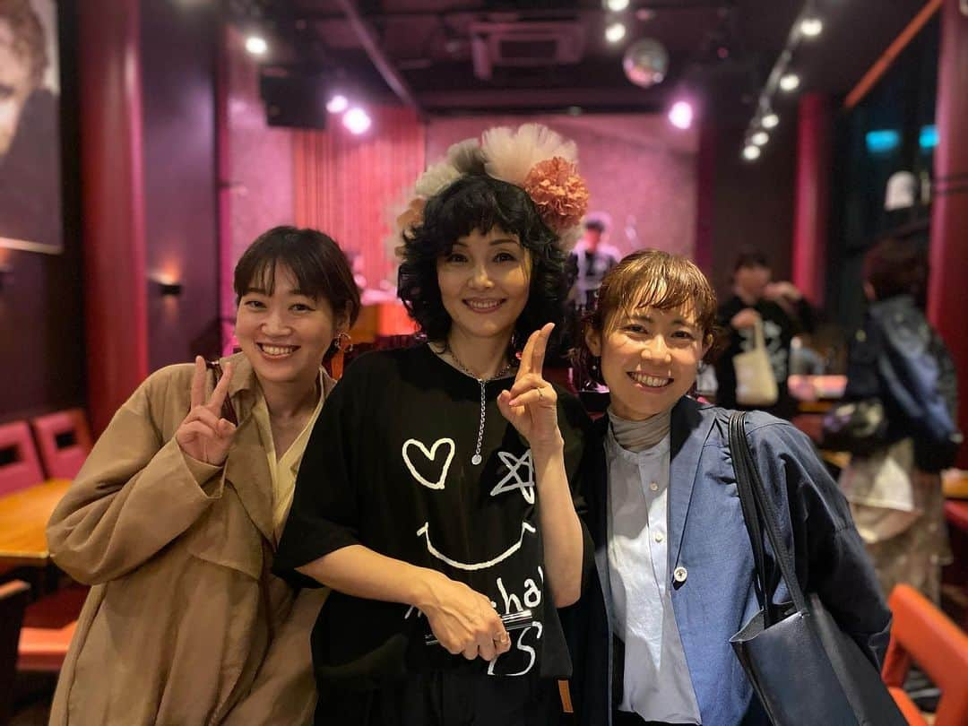 南果歩さんのインスタグラム写真 - (南果歩Instagram)「ニコチャンズ Liveその3  素敵なゲストがたくさん❤️❤️❤️みんなLove❤️ おかげ様で5月14日15日2days、チケットは完売‼️ライブは大盛況のうちに無事終わりました😊 #grapeskitasando に来て下さった皆様、配信で見てくださった皆様、本当にありがとうございました‼️ Liveならではのアクシデントは色々ありましたが、笑顔いっぱいのライブになり、もう最高でした😊😊😊 ライブの様子を皆さんにシェアしますね❤️ またニコチャンズでお会いすることを楽しみしています🌈  @grapeskitasando #バンド #ライブ #ライブハウス #ニコチャンズ #nicochans #ニコチャンズTシャツ @nicochans_kahominami #hiroando ギター @hirohiro_guitar #cyndi ベース @kedama #anniekamata ドラムス #nico ボーカル #読み聞かせ #絵本 #一生ぶんのだっこ #乙女オバさん #南果歩 #kahominami #japaneseactor  Special Thanks❤️ メイク @kurodakeizo 衣装  tao✖️SHUN SUDO @tao_seibushibuya @shunsudo ヘッドドレス @viviennesato」5月18日 12時14分 - kaho_minami