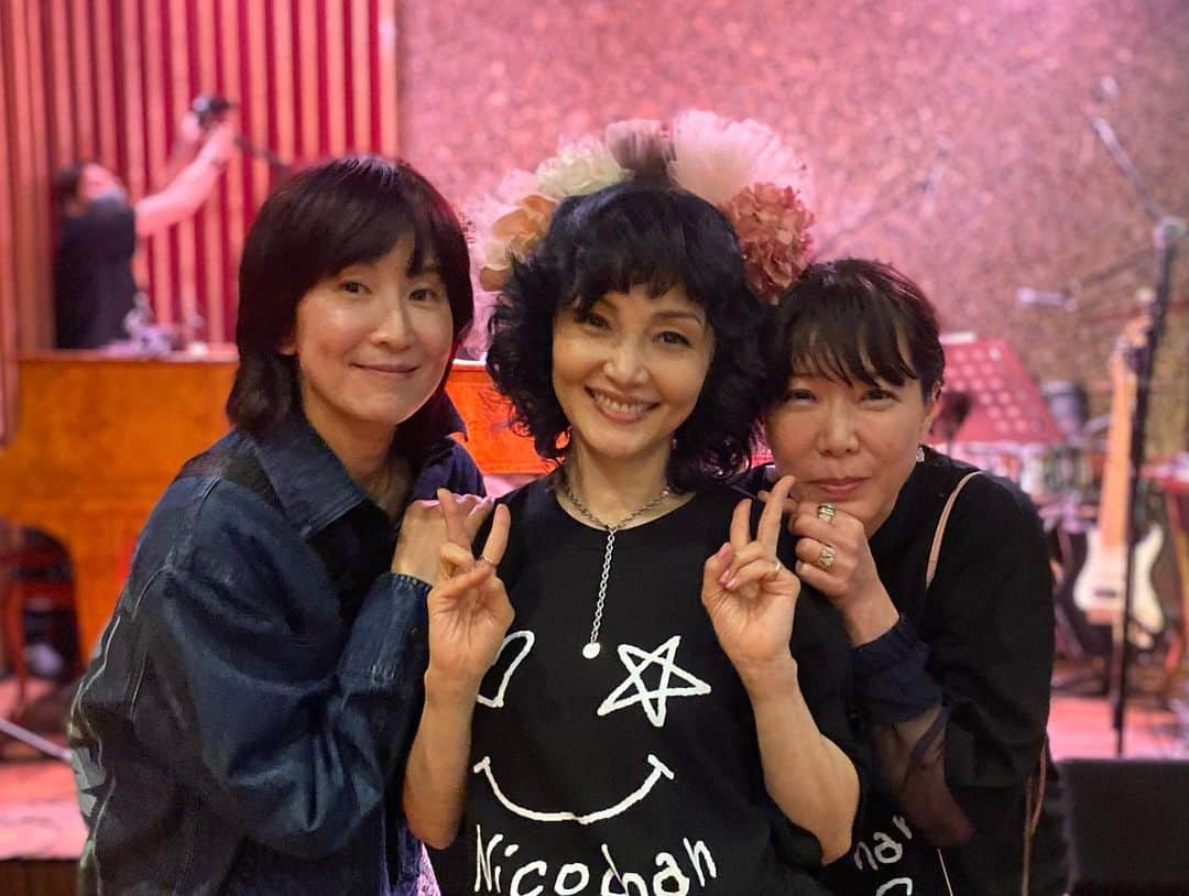 南果歩さんのインスタグラム写真 - (南果歩Instagram)「ニコチャンズ Liveその3  素敵なゲストがたくさん❤️❤️❤️みんなLove❤️ おかげ様で5月14日15日2days、チケットは完売‼️ライブは大盛況のうちに無事終わりました😊 #grapeskitasando に来て下さった皆様、配信で見てくださった皆様、本当にありがとうございました‼️ Liveならではのアクシデントは色々ありましたが、笑顔いっぱいのライブになり、もう最高でした😊😊😊 ライブの様子を皆さんにシェアしますね❤️ またニコチャンズでお会いすることを楽しみしています🌈  @grapeskitasando #バンド #ライブ #ライブハウス #ニコチャンズ #nicochans #ニコチャンズTシャツ @nicochans_kahominami #hiroando ギター @hirohiro_guitar #cyndi ベース @kedama #anniekamata ドラムス #nico ボーカル #読み聞かせ #絵本 #一生ぶんのだっこ #乙女オバさん #南果歩 #kahominami #japaneseactor  Special Thanks❤️ メイク @kurodakeizo 衣装  tao✖️SHUN SUDO @tao_seibushibuya @shunsudo ヘッドドレス @viviennesato」5月18日 12時14分 - kaho_minami