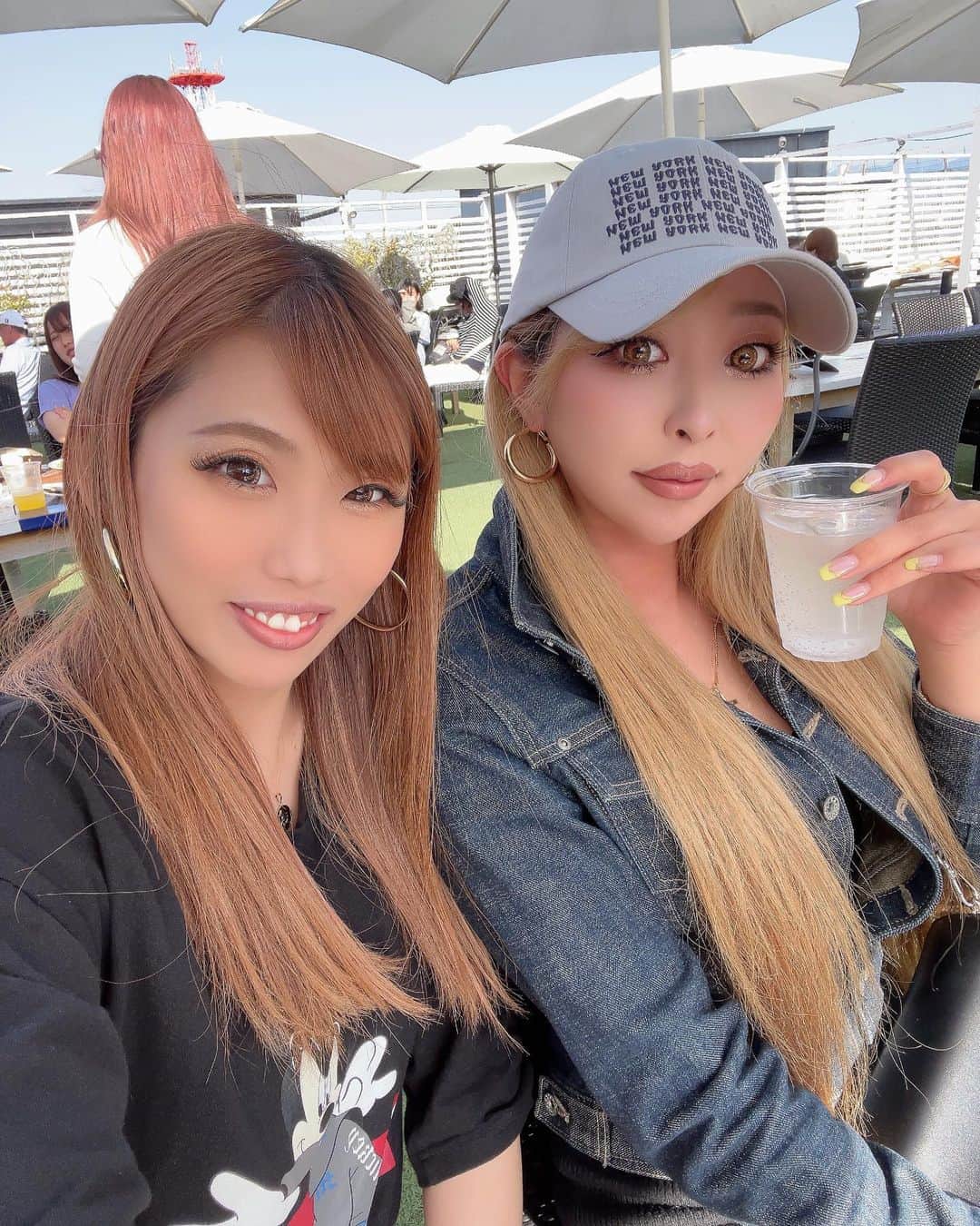 まあーか（まかたん）のインスタグラム：「. 快晴☀️肉🍖最高👭🍻 . #gw#bbq#lifestyle#バーベキューコーデ#ラフコーデ#キャップコーデ#バーベキューパーティー#韓国ファッシン#zara#shein」