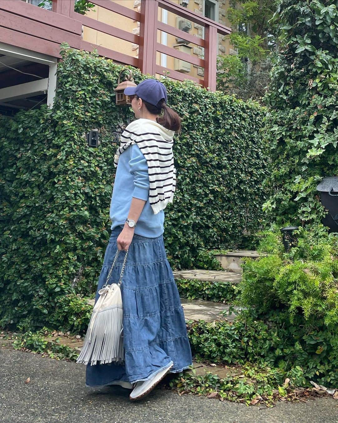 のインスタグラム：「@hm  のトレーナーの色がドツボでした😊⤴️💙  ボーダーニット　　韓国購入 トレーナー　　@hm スカート　　ノーブランド バッグ　　　　@r88__official  靴　　　　　@newbalance   #locari  #partegram  #mery#beautiful #beaustagrammer  #fashionista #fashion  #instagood #fashionblogger #jマダムのおしゃれ #52歳#52yearsold #164cm#164cmコーデ#アンチエイジング #アラフィフコーデ#アラフォーコーデ#大人ファッション#今日のコーデ #今日の服 #今日のファッション#おしゃれさんと繋がりたい#春コーデ」