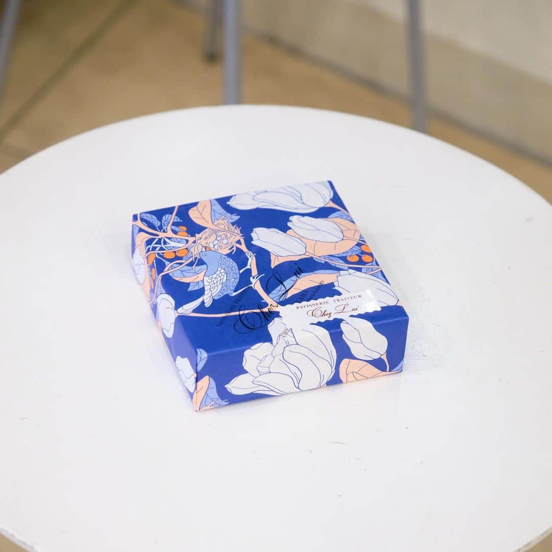 小谷実由のインスタグラム：「#好き蒐集倶楽部菓子 会員番号 003 穂村弘さんと食べたお菓子🍩  可愛い紙が大好きな穂村さん。穂村さんのデビュー歌集であるシンジケートの新装版にはヒグチユウコさん描き下ろしのキャンディの包み紙風のカラフルな紙が偶然挟まっているような装丁があります。そこからヒントを得て、私の大好きなお菓子の包装紙！ということで代官山シェリュイのチューリップが印象的な包装紙に包まれたクッキー缶 プティ・フール・セックを選びました。🍪  両国國技堂のあんこあられは最近私が一番感動した一品。個人的には懐かしさを感じる味です。こ、これは、、！！と穂村さんが驚いていたあんことあられが合わさったビジュアルは、是非みなさんの目でお確かめいただけたらと思います🫶ナイスマリアージュなあまじょっぱいお菓子です。  穂村さんといえば！菓子パン！と思い、チョコチップの入った棒状のパンを一緒に食べたいなぁとも思ったのですが、あれはきっと夜の深い時間に召し上がるのが良さそうですね🌃  明日は最新回の更新日です🐈🐈お楽しみに💫  @omiyuno_sukiclub  #おみゆの好き蒐集倶楽部」