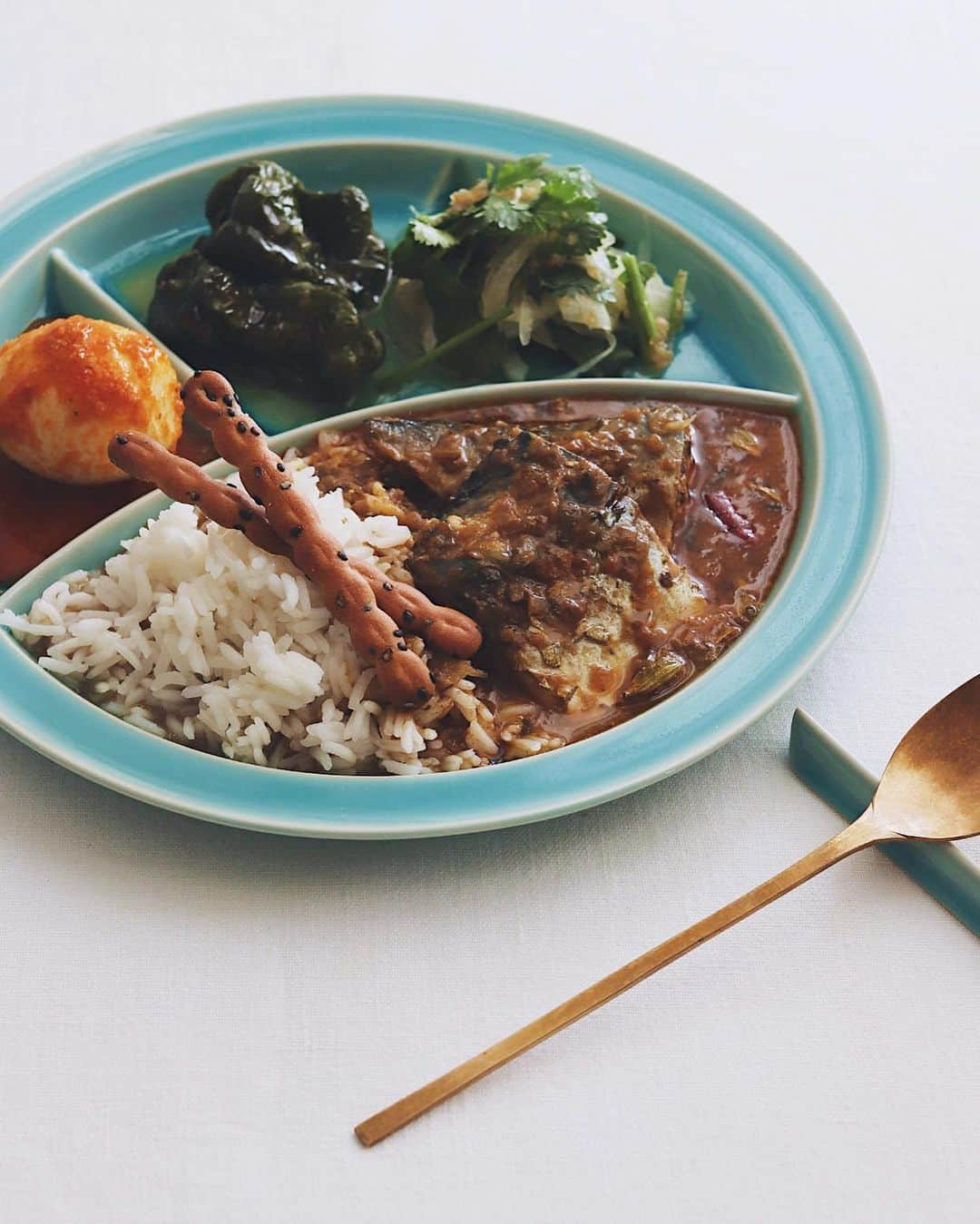 樋口正樹さんのインスタグラム写真 - (樋口正樹Instagram)「Saba  Curry 🍛 🐟 . 昼ご飯にサバしゃばカレー。 ユザーンさんのカレー皿は カレーの盛り付けが楽しい！ . カレーはしゃばしゃば系で、 夜の鯖味噌を少し拝借して スパイスカレーにリメイク。 あと、ピーマンの揚げ浸し、 玉ねぎとパクチーのサラダ、 茹で卵のラブパクピクルス。 飾りでギンビスのアスパラ🤗 . . ３枚目の写真が作り置きの 鯖味噌とピーマン揚げ浸し。 . . . #お昼ごはん #さばカレー #鯖カレー #しゃばカレー #カレーライス #アチャール #カレー好き #本格的な味 #カレー皿 #カレープレート #青いお皿 #波佐見焼 #ラブパク #ギンビスアスパラガス #curryrice #sabacurry #spicecurry」5月18日 12時44分 - higuccini