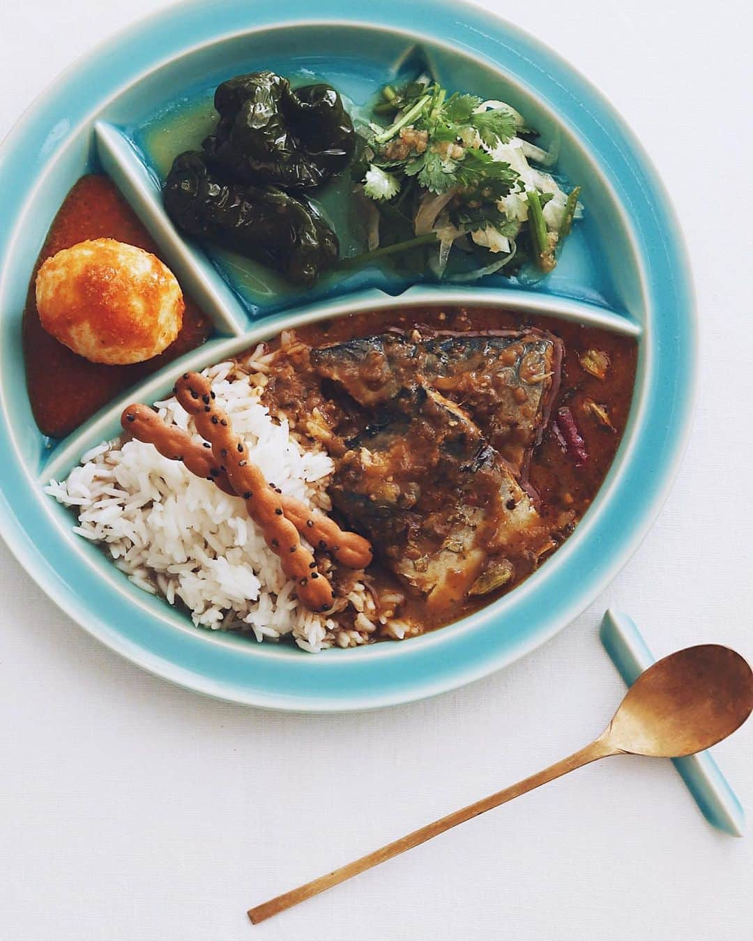 樋口正樹のインスタグラム：「Saba  Curry 🍛 🐟 . 昼ご飯にサバしゃばカレー。 ユザーンさんのカレー皿は カレーの盛り付けが楽しい！ . カレーはしゃばしゃば系で、 夜の鯖味噌を少し拝借して スパイスカレーにリメイク。 あと、ピーマンの揚げ浸し、 玉ねぎとパクチーのサラダ、 茹で卵のラブパクピクルス。 飾りでギンビスのアスパラ🤗 . . ３枚目の写真が作り置きの 鯖味噌とピーマン揚げ浸し。 . . . #お昼ごはん #さばカレー #鯖カレー #しゃばカレー #カレーライス #アチャール #カレー好き #本格的な味 #カレー皿 #カレープレート #青いお皿 #波佐見焼 #ラブパク #ギンビスアスパラガス #curryrice #sabacurry #spicecurry」