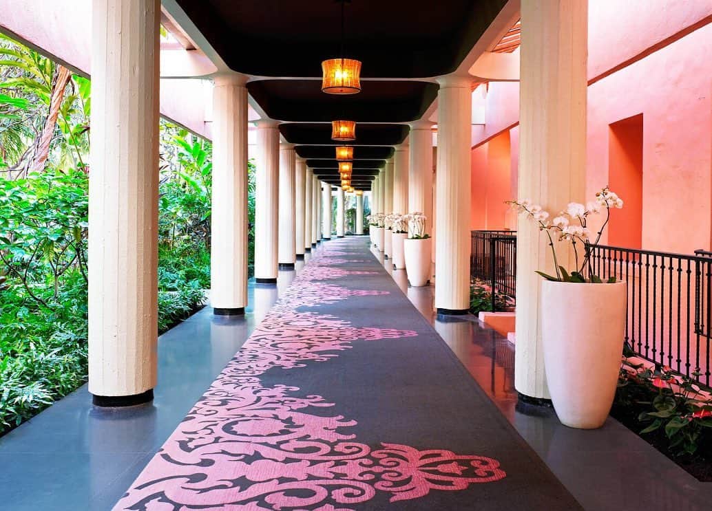 ペリエ千葉さんのインスタグラム写真 - (ペリエ千葉Instagram)「【本館6F/JTB】  ハワイへのご旅行をご検討されている方におすすめホテルのご紹介です！   ●「太平洋のピンク・パレス」と呼ばれ、クラシカルな雰囲気を保ちながら、ワイキキの一等地に佇むラグジュアリーホテル #ザロイヤルハワイアンラグジュアリーコレクションリゾート 歴史と伝統を感じながら、可愛さがつまったホテルです。 ハネムーン・や女子旅でも大人気のホテル♪ 外観のみならず、ホテル内のインテリアも美しく上品なピンクで統一されております。   ●本物のハワイアンホスピタリティと高品質のサービスを提供する #マイラニタワーザロイヤルハワイアンラグジュアリーコレクションリゾート 白を基調とした落ち着いた雰囲気のモダンなインテリアとなっております。   フォトジェニックな２つのホテルへのご宿泊は、いかがでしょうか？   こちらのホテルをご検討中の方に、ご案内です！   ☆6月10日　ハワイシェラトンホテルズ　イベント開催☆☆   JTBペリエ千葉店では【6月10日（土）】にシェラトンホテルズのイベントを開催します！ シェラトンの営業担当者がハワイの現地情報やロイヤルハワイアンの魅力をたっぷりご案内♪ ・11：00～ ・13：30～ ・15：30～ 3部制です。 ご希望の方は、下記URLから予約もしくはJTBペリエ千葉店にご連絡下さい♪  https://peatix.com/group/11928443  皆様からのお問合せ、お待ちしております！   #ペリエ千葉#海外旅行#ハワイ#ワイキキ#ハワイ島#オアフ島#マウイ島#リゾート#ビーチリゾート#シェラトン#ホテル#海#旅行#家族旅行#学生旅行#新婚旅行#女子旅#ハネムーン#JTB#ペリエ千葉#ビーチ#ザロイヤルハワイアンラグジュアリーコレクションリゾート#マイラニタワーザロイヤルハワイアンラグジュアリーコレクションリゾートロイヤルハワイアン#ピンク#ペリエds」5月18日 12時41分 - perie_chiba
