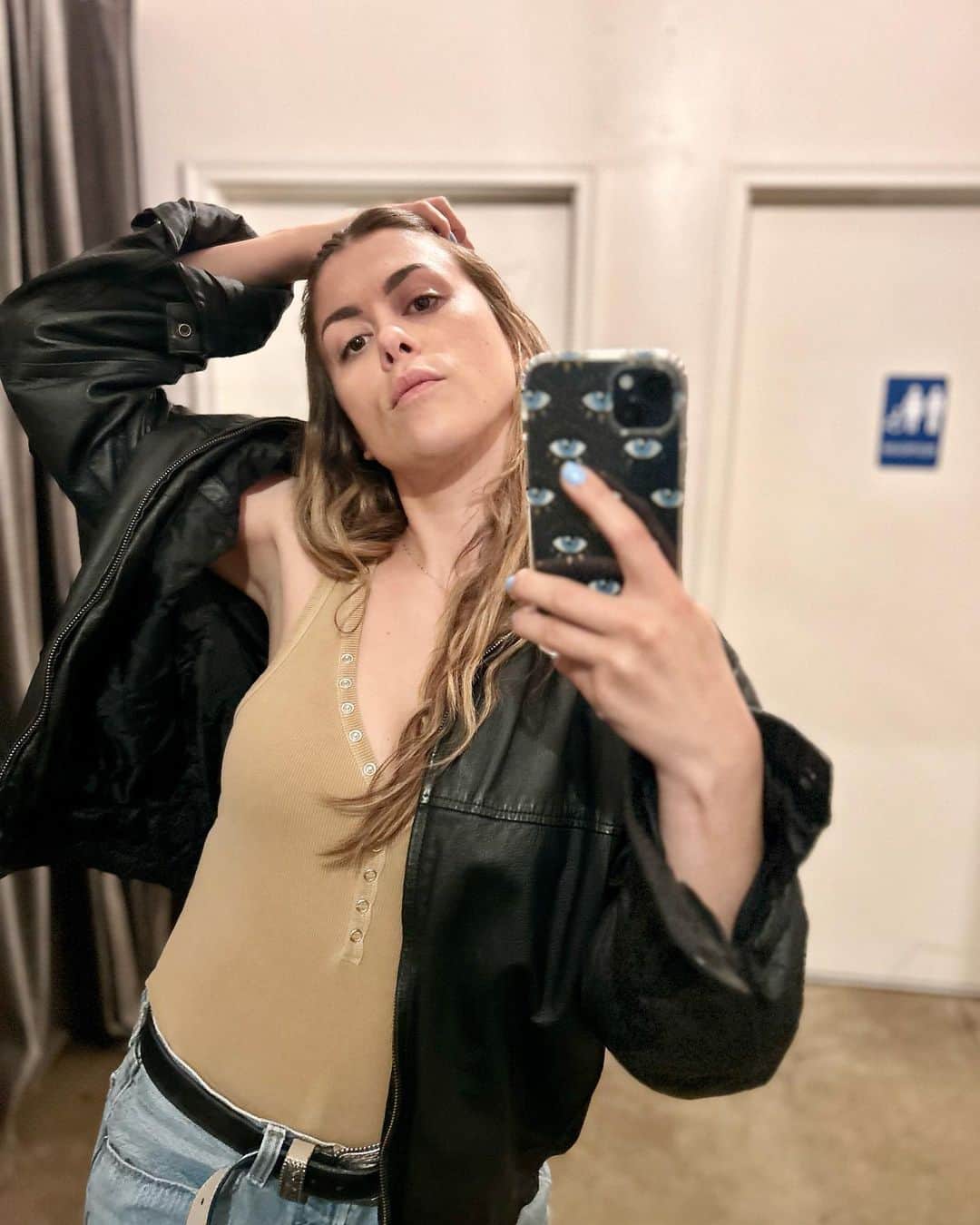 リンゼイ・ショウのインスタグラム：「Millennial」