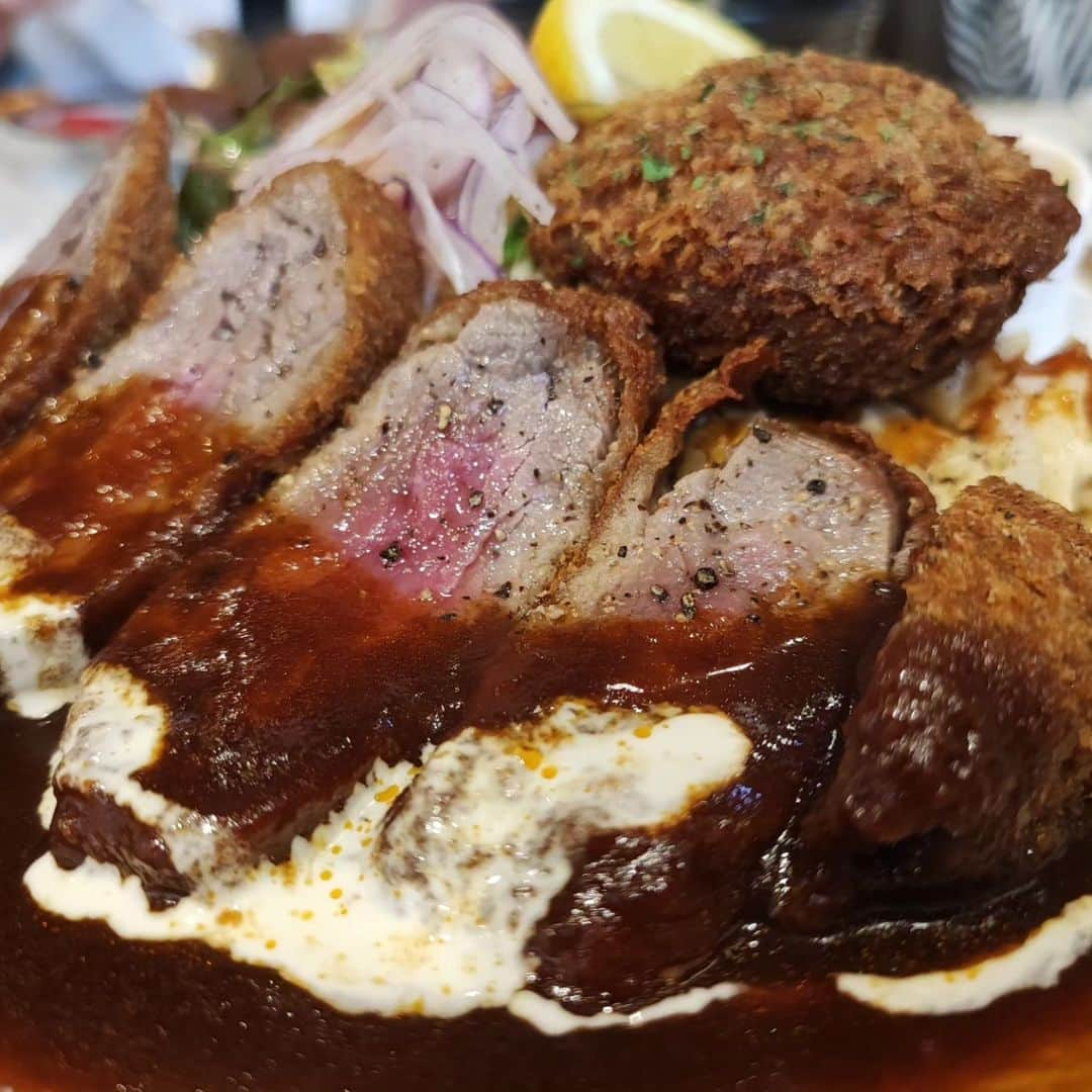 烏川耕一のインスタグラム：「今日の昼飯🍴  新長田の洋食ジャンボ！  ビフカツにホタテフライトッピング‼️ 食後にミルクセーキ🤭  バリうまやんけ😍 #烏川耕一　#よしもと新喜劇　#ひょっとこ　#昼飯　#新長田　#洋食ジャンボ　#ビフカツ　#ホタテフライ」