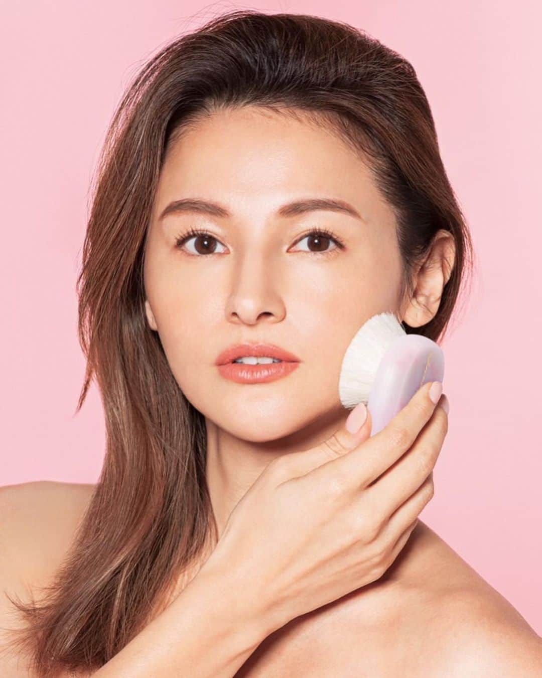 橋本麗香のインスタグラム：「私がプロデュースしているプロダクトについて改めてお話しさせて頂きます。  Abundyme というブランド名はAbundant(豊かさ)を自分自身へという意味を込めてこのブランド名にしました。 豊かさは自分自身への最大のご褒美だと私は思います。心豊な日々は自身の　ゆとり　からもたらされると私は思います。  8年前に娘を出産した時に、不思議な気持ちになりました。 こんなにも幸せなのに、孤独な毎日。 この矛盾はなんなんだろう。。 そんなクエッションな毎日の中で私は自身に足りない物を見つけました。それは、自分を大切にする事。 この学びは私にとって、とても大きな気付きでした。シンプルだけれど見落としていた事。 自身を大切にすればするほどに心が満たされ、ゆとりが生まれ、全てに対して感謝や愛が生まれたのを覚えています。 この気持ちを表現したいと思っていた時に、プロダクトのお話しを頂きました。私はこのツールを通じて自分を大切にする事、自己愛を高める事を伝えて行きたいと思い　豊かさを自分へ　 -Abundyme- という愛すべきネーミングをつけ、プロダクトを作りました。  自身を労り、愛し、豊かさを生み出して欲しい。そんな思いから、愛と美と調和を意味するローズクウォーツの天然石を使用しました。  美容ツールとしてだけでなく、持っているだけで癒される様な　お守り美容　そんなアイテムになって貰えたら嬉しく思います。 外的な物事に疲れたら内在する物を充実させて、より良い自身を築きあげて行ければと思います。  このプロダクトが少しでも皆様に寄り添えます様に… 癒しと愛と健康を🩷  #abundyme  #お守り美容　#beauty #ローズクウォーツ　#rosequotes  #カッサ #フェイスがローラー　#faceroller」