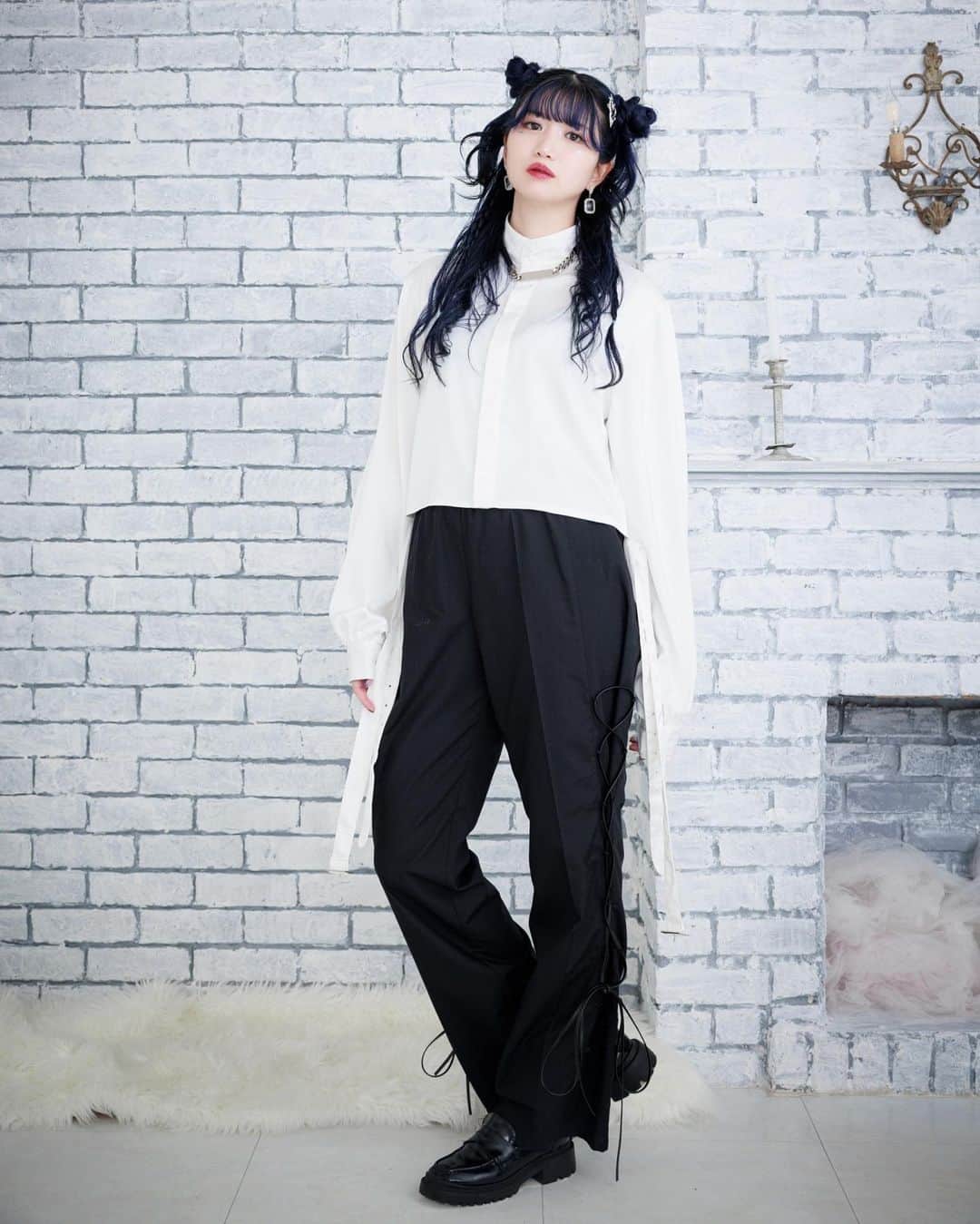 アリスムカイデのインスタグラム：「Stand collar cross belt blouse〈UNISEX〉  王子様ブラウスをつくりました。 スタンドカラー、バルーンスリーブ、背中まで隙のないシルエット、光沢があるけど馴染みやすく、動くほどにゆらめく生地。 そしてブラウスと同生地のクロスベルト。 それぞれの着方で魅力を引き出してください。  ーーーハイネックの襟元デザインと光沢感のある素材で高級感を演出。サイドのベルトでクロスして着用するなどモードな雰囲気も併せ持ったブラウスです。ボタンを少し開けて着用すると夏らしい抜け感がプラスされる、着こなしの幅が広いアイテムです。  photo @daisukekiyota  hairmake @he_to_mean   @dearis.official #dearis #dearisM #ブラックコーデ #ootd  #邦ロック #夏フェスコーデ」