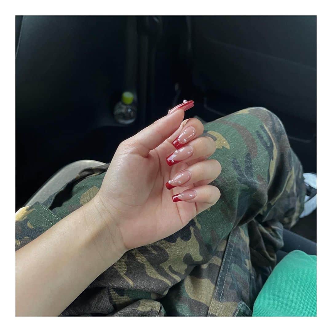 松葉愛海のインスタグラム：「赤フレンチにパールを乗せてみたの巻き☄️  @nail_fleulilas 🙏🏼✨」