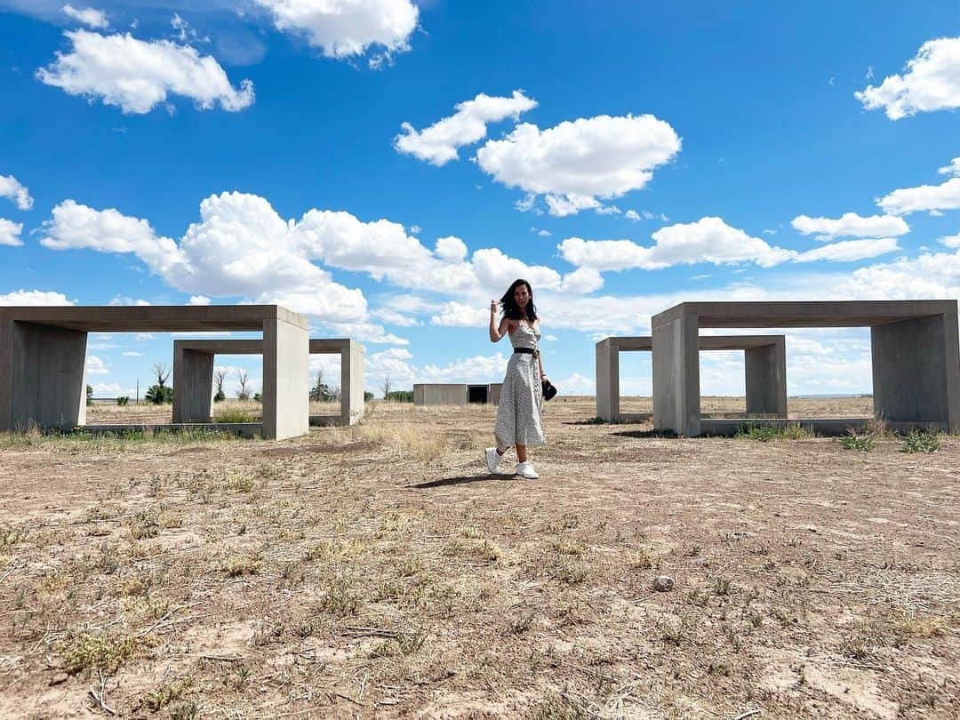 ダナイ・ガルシアのインスタグラム：「Marfa inspirations 🌸🌱🪴 Art is not a mirror held up to reality, but a hammer with which to shape it. #feelings #reading #nature #light #feelinggood #community #connection #gracias #artist #recharge #soul #body  Never forget the magic 👑#queen」