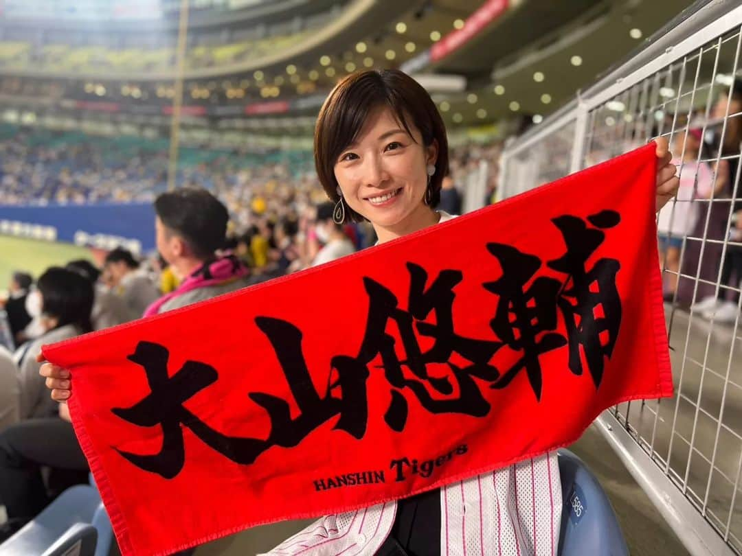 高見こころのインスタグラム：「初バンテリンドームでした🐯vs🐲🐨  勝ちました〜🐯❤‍🔥  とらっほー🥰  応援のためにとうとう遠征までしてしまいました!笑😂  #阪神タイガース🐯 #阪神vs中日 #白星 #西勇輝投手 #大山悠輔選手 #佐藤輝明選手 #遠征の思い出 #プロ野球観戦 #名古屋 #名古屋バンテリンドーム #個性爆発しすぎ #輝tシャツ」