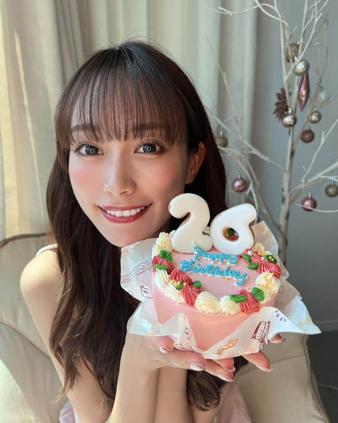 岡島彩花のインスタグラム：「今日で２６歳になりました🥂」