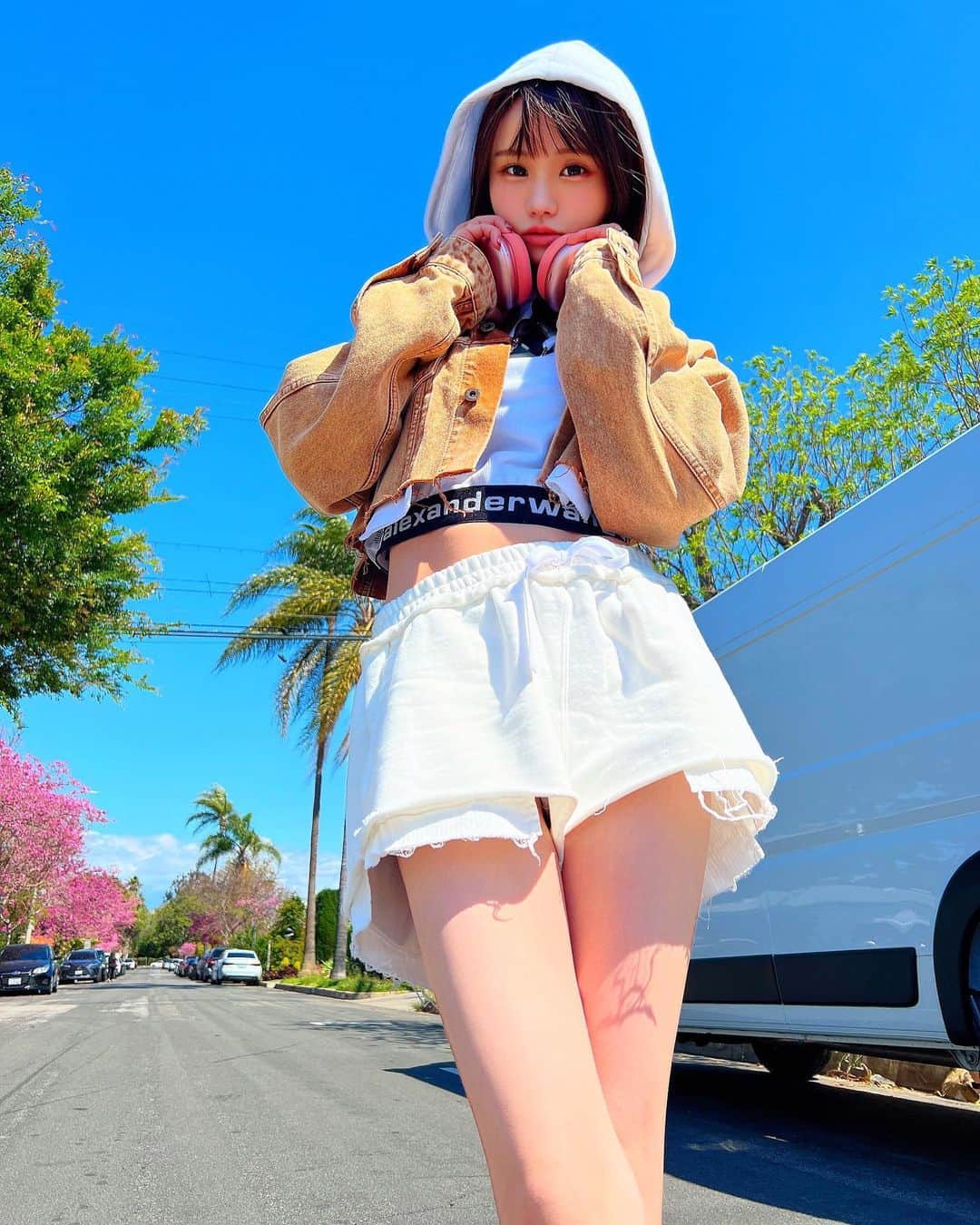みもれもんのインスタグラム：「Black hair today for the first time in a while🥺😍  ここ数年はずっと 黒髪にしてたんだけど最近は 少し髪が茶色いんです🤔🤔 きょうは久しぶりに黒髪に してこようと思いまちゅ🥺❤️‍🔥  #SantaMonica #LosAngeles #サンタモニカ #ロサンゼルス #アメリカ #America #みもれもん #mimolenmon #alexanderwang」