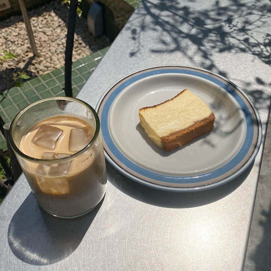 ABOUT LIFE COFFEE BREWERSさんのインスタグラム写真 - (ABOUT LIFE COFFEE BREWERSInstagram)「【ABOUT LIFE COFFEE BREWERS 渋谷一丁目】  Good evening Shibuya!  Did you try Baked rare cheese cake🧀🍰 ??  Baked rare cheese cake goes perfectly with coffee! Please try it when you visit Shibuya!  Baked and prepared at the store in @onibuscoffee_jiyugaoka 🏠  Enjoy with coffee or cafe latte🥤  季節ごとに内容が変わるチーズケーキは onibus coffee の自由が丘店 @onibuscoffee_jiyugaoka で焼き上げています  お気に入りのコーヒーやカフェラテと一緒に是非お楽しみ下さい✨  🚴dogenzaka shop 9:00-18:00(weekday) 11:00-18:00(weekend and Holiday) 🌿shibuya 1chome shop 8:00-18:00  #aboutlifecoffeebrewers #aboutlifecoffeerewersshibuya #aboutlifecoffee #onibuscoffee #onibuscoffeenakameguro #onibuscoffeejiyugaoka #onibuscoffeenasu #akitocoffee  #stylecoffee #warmthcoffee #aomacoffee #specialtycoffee #tokyocoffee #tokyocafe #shibuya #tokyo」5月18日 13時10分 - aboutlifecoffeebrewers