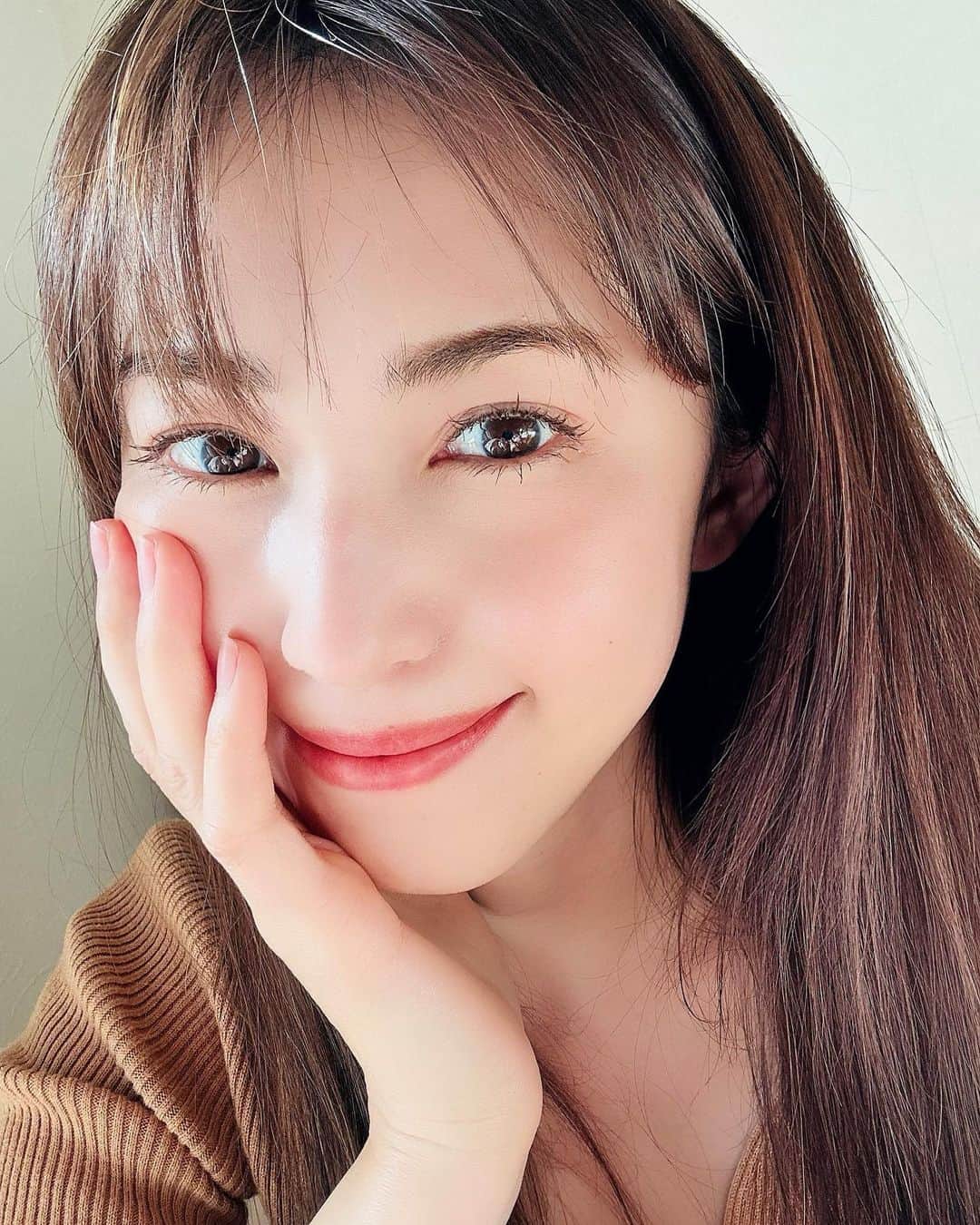 のインスタグラム：「なんとなくじゃなくて、シミ*ケアちゃんとやってます感を感じられる。 ⁡ しつこいシミ*を防ぐ、濃厚* ・集中*美白美容液  ⁡ ポーラ ホワイトショット SXS 販売名：WSエッセンスSXS【医薬部外品】 ⁡ ⁡ ⁡ 美白*有効成分「ルシノール」がメラニンの発生からブロックして、そもそもシミ*を作らせない*のだそう！ ⁡ ⁡ ⁡ 濃厚*と書かれている通り、2枚目を見てもらうとわかる、かなりこっくりとしたテクスチャー。 ⁡ 肌*に乗せたら垂れたりせずにピタッとフィット。 薄膜に伸びてフィットするからメイク前にも使いやすくていいの。 ⁡ 気になるところに狙い撃ちできるこのテクスチャーのおかげで、ちゃんとケアしたぞ！という気持ちになれます🤗 ⁡ ⁡ ⁡ ⁡ もちろんスポットケアだけでなく、顔全体のケアも絶対大切！！ ホワイトショット スキンプロテクターDX【医薬部外品】が、SPF50+、PA++++なのに軽くみずみずしくてストレスフリーに紫外線ケアができますよ。 ⁡ ⁡ ⁡ 今の時期すでに強い紫外線にさらされているお肌*ですから、1日でも早くケアしてあげることで春夏のダメージのケアが出来そうですね。 ⁡ ⁡ ⁡ 個人的には顔だけでなく、手の甲にもポイント的に使用しています。 手の甲とかデコルテとか、ポツッと出来始めたシミ*が意外と目立って年齢感が出てきてしまうってあるあるですよね。 そんなときでもベタつかないから使いやすいんですよ〜😊 ⁡ ⁡ ⁡ ⁡ ⁡ ⁡ #ホワイトショット #美白美容液  #ホワイトショットSXS #ルシノール #ポーラ @pola_official_jp #スキンケア #美容 #美容好きな人と繋がりたい #メイク #コスメ #コスメ好きさんと繋がりたい #美容研究家 #植物療法士 #有村実樹 #本気のPR ⁡ *美白・シミ：メラニンの生成を抑え、シミ・ソバカスを防ぐ *肌：角層 *濃厚：感触のこと *集中：気になる部分に集中して使いやすい剤型」