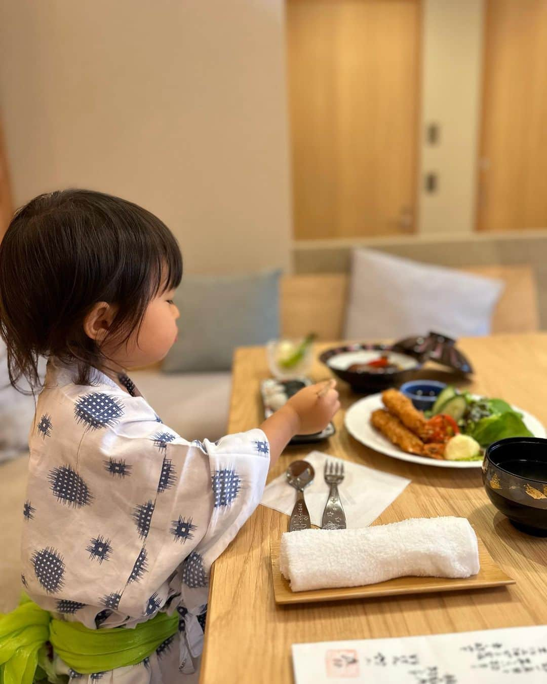 篠田麻里子さんのインスタグラム写真 - (篠田麻里子Instagram)「先日久々旅♡ 初めて子連れワンオペ旅行した 思い出の旅館✨  リニューアルしてまた部屋が素敵になってたよ😏 子連れｳｨﾙｶﾑなのと、 【ワンオペでも歓迎】 お部屋に温泉and部屋食♨️ なのに値段もリーズナブルで都心から近いし🚗 個人的にはスタッフさんがネパールとベトナムから来てて 日本人でも難しいお品書きとか 一生懸命話してくれるところ 全部好き🥺笑 【マニアックな推しポイント】  絵本やおもちゃ貸し出しあり 離乳食メニューもあり 本当荷物がほぼいらないので 子連れ旅デビューには最高です✨  以前の旅行に比べたら離乳食やオムツなど荷物減ったなぁ🤣  旅は行ける時に行っておかなきゃね😏  日常も思い出になるけど、あえて たくさんの経験と体験、思い出を作りにいく時間も大切だなぁと♡  いつまで一緒に旅してくれるかな〜♪ たくさん思い出作れるように 身を粉にして😝頑張ろっと💪  #温泉旅行 #ワンオペ旅行#女子旅」5月18日 13時03分 - shinodamariko3