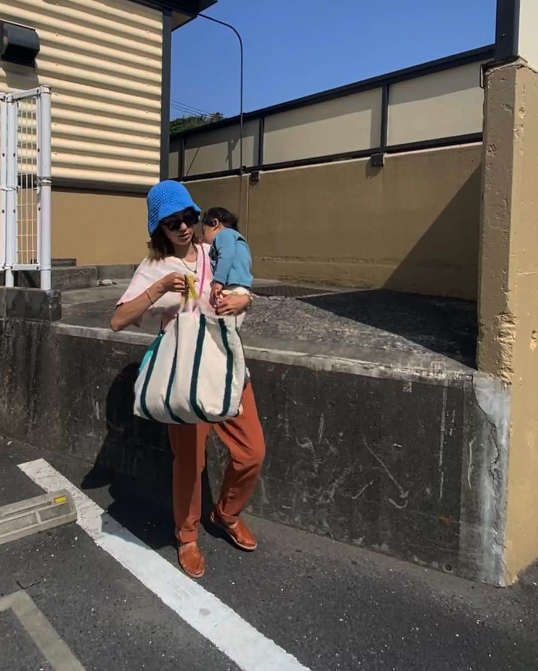 堀舞紀のインスタグラム：「👩🏽‍🌾  空と帽子が同じくらい青い👒  I'm happy just because the sky is blue.   by the way I'm debating whether to buy him  a steering strider! ! Do you have any  recommendations?🚲  #母親服装 #ついにこのパンツを履き始めたよ @maaiqheart  #こればっかり履くよ www #子育て記録  タイダイサーマルもポシェットも アヤさんの🦋🦋🦋 @ayakawasaki」