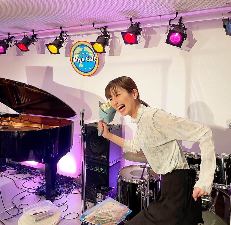 河村唯（うめ子）のインスタグラム：「最後の対バンライブ、楽しかったなぁ。 また、こういう機会があればいいですね！✨ 主催したいくらいだわ。 主催した暁には、最後、 アーティストみんなステージに集合して睡蓮花歌いたい。  #対バンライブ　#miiyacafe #リビドア　改めて　#ありがとう」