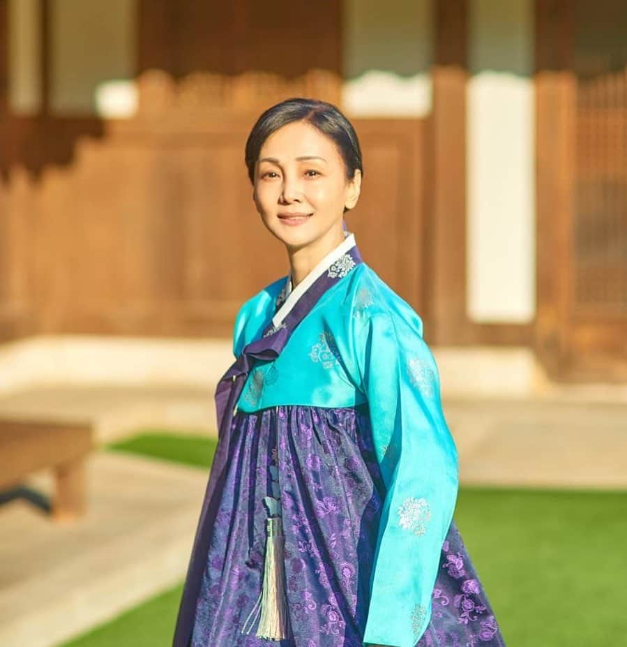 のインスタグラム：「#そばの花咲く頃  やっと情報解禁になりました🇰🇷 準備を進めてきた韓国映画「そばの花咲く頃」に主演させて頂くことになりました‼️ 素晴らしいご縁を頂き、本当に感動しています🇰🇷🇰🇷🇰🇷 人生は何が起こるか分からない😊 辛い時を乗り越えた先には、きっと自分が探していた答えが待っているんだと確信しています‼️ 来年には皆さんに見て頂けると思います🌈 楽しみにしていて下さいね😊😊😊  http://www.discoverynews.kr/news/articleView.html?idxno=1012237  [ディスカバリーニュース=イ・ミョンス記者]パチンコに出演し、韓国の観客にも馴染みのある南果歩が映画「そばの花咲く頃（制作：平和発電所）」に出演する。  「そばの花咲く頃」は、韓国人なら誰でも知っているイ・ヒョソクの名作小説で、これまで映画や演劇、ドラマはもちろんアニメでも数多く制作された。原作者のイ・ヒョソクが韓国語はもちろん日本語でも発表した「そばの花咲く頃」は、日本でもかなりの認知度を備えた韓国小説で、今回は南果歩をはじめとする日本の俳優たちが主軸となって映画は日本語で、舞台では韓国俳優を使い韓国語で制作する予定だ。  2004年に日本文化が開放されて以来、日韓の活発な文化交流で韓国映画に日本の俳優が出演する事例は度々あったが、韓国の名作小説を原作にした映画に日本の俳優たちが韓国語で参加する場合は、最初に大衆から多くの関心を集めている。  「蕎麦の花咲く頃」という文化交流を通じて、近くて遠い国である韓国と日本がお互いに感動の空間を設けることを期待する。  映画と演劇の主演で参加する南果歩は、大学在学中だった1984年のオーディションで2200人の中から主演に抜擢され、映画界にデビューした。その後、映画60本、ドラマ100本、演劇20本以上に出演し、日本の代表女優として位置づけられた。南果歩は日本で演技活動以外にも著作や様々なボランティア活動で有名だ。  南果歩は在日3世という自分のアイデンティティを堂々と公言してきたが、在日同胞一家の話を描いた演劇「パーマ屋スミレ」に主演で2度上演した。南果歩の南は、母の韓国の苗字である「英陽南氏」を日本語で読んだものだという。  「蕎麦の花が咲く頃」を感動深く読んだという南果歩は「韓国で蕎麦が有名なように、蕎麦をよく食べる日本でも蕎麦はよく知られており、江原道奉平のように蕎麦の花で有名な名所もある。  日本人の感性で韓国人の情緒を韓国の観客はもちろん日本の観客の心にも届くように丁寧に演じて行きたいと思います」と出演の感想を明かして、「舞台では韓国語で演技しなければならない困難も稽古を重ねて克服していきたい」と言った。そして「100年前の韓国を背景とする「そばの花咲く頃」は、現在を生きていく私たちにも共感できるところがあると思う。韓国の名作小説が新たに脚色されて斬新な解釈で紹介されることを期待する」と言った。  一方、日本の演技者20人余りは映画の出演のために1年以上オンラインで韓国語を練習した。そして去年の3月、コロナによって延期された韓国訪問を通じて、韓国で映画のシナリオと演劇の台本で演技ワークショップを持って本格的な制作準備に突入した。  製作会社平和発電所のキム・ヨンホ代表は「そばの花咲く頃」は2023年の演劇で、まず韓国と日本の観客に披露する。映画は蕎麦の花が咲く9月中に映画の事前撮影を皮切りに、2024年の各種映画祭に出品と同時に公開する予定だと言った。  #韓国映画 #南果歩 #미나미카호 #kahominmami #japaneseactor  @h_studio_h 素敵な写真をありがとう🇰🇷」