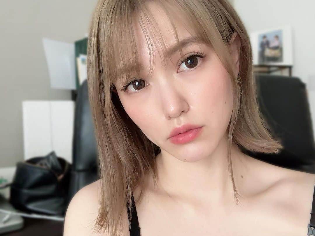 三島ゆかりのインスタグラム：「マツエク行ってきた👀 アイシャドウすら塗ってないけどまつ毛さえあれば顔出来上がるのマジで楽✨ 髪明るくしてめちゃくちゃ雰囲気変わりましたね！って言われたけど、確かにめちゃくちゃ雰囲気変わって若干服装迷子ww あ、これブラじゃなくてキャミだから(肩紐だけだと誤解を招くね🙄) 背景散らかってるからぼかしてるのであんまり見ないでね❤️  #マツエク #金髪 #イメチェン #三島ゆかり #一児のママ #ゆかりんご」
