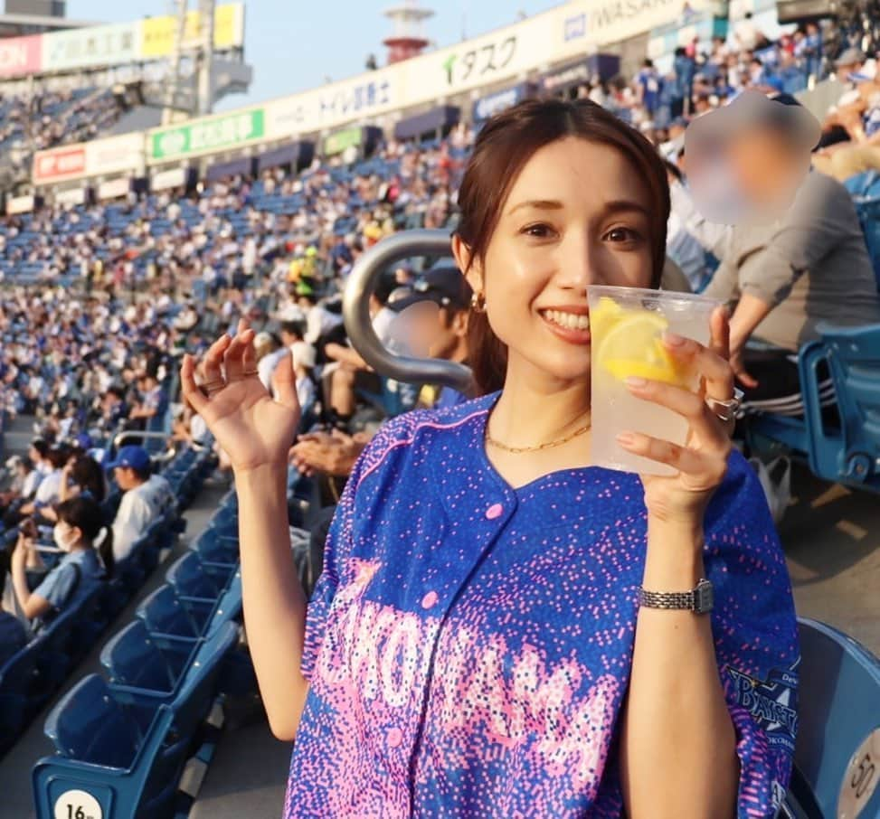 広瀬未花さんのインスタグラム写真 - (広瀬未花Instagram)「⚾️  昨日は横浜DeNAベイスターズ様にご招待して頂き、横浜スタジアムで試合観戦させて頂きました✨ ( @baystars_official )  特別にお借りした、可愛いスペシャルユニフォームを着ての観戦✨さらに気分も上がりました❤️ かなり久々に球場に来ましたが、やっぱり球場で観る試合は臨場感あって最高でした😆  実は、こちらの横浜スタジアムで5/19(金)〜5/21(日)の3日間 【YOKOHAMA GIRLS ☆FESTIVAL2023】 という女性ファンを対象にしたイベントが 開催されます！ 今年は「My First HAMASTA！～“はじめて“を楽しむ3日間～」をテーマに、スペシャルなゲストによるパフォーマンスも♪ バラエティ豊かなフードやドリンク・デザートも揃っていますよ！  またイベントに来場した女性のお客様は全員、私が着用しているスペシャルユニフォームが貰えるそうです❤️ファッション雑誌やwebデザインなど幅広く活躍されてるグラフィックデザイナーの本田千尋さんによるデザインです♪記念になりますね😆  スペシャルユニフォームを着て試合を応援出来たり、女性が楽しめる催しが盛り沢山なイベントです✨  普段から横浜スタジアムに来ている人は勿論、 まだ行ったことのない方は、是非この機会にイベントに参加して「ハマスタデビュー」してみてね♪  #baystars #ガルフェス #MyFirstHAMASTA #PR」5月18日 13時09分 - micahirose