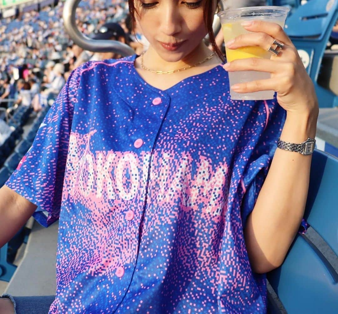 広瀬未花さんのインスタグラム写真 - (広瀬未花Instagram)「⚾️  昨日は横浜DeNAベイスターズ様にご招待して頂き、横浜スタジアムで試合観戦させて頂きました✨ ( @baystars_official )  特別にお借りした、可愛いスペシャルユニフォームを着ての観戦✨さらに気分も上がりました❤️ かなり久々に球場に来ましたが、やっぱり球場で観る試合は臨場感あって最高でした😆  実は、こちらの横浜スタジアムで5/19(金)〜5/21(日)の3日間 【YOKOHAMA GIRLS ☆FESTIVAL2023】 という女性ファンを対象にしたイベントが 開催されます！ 今年は「My First HAMASTA！～“はじめて“を楽しむ3日間～」をテーマに、スペシャルなゲストによるパフォーマンスも♪ バラエティ豊かなフードやドリンク・デザートも揃っていますよ！  またイベントに来場した女性のお客様は全員、私が着用しているスペシャルユニフォームが貰えるそうです❤️ファッション雑誌やwebデザインなど幅広く活躍されてるグラフィックデザイナーの本田千尋さんによるデザインです♪記念になりますね😆  スペシャルユニフォームを着て試合を応援出来たり、女性が楽しめる催しが盛り沢山なイベントです✨  普段から横浜スタジアムに来ている人は勿論、 まだ行ったことのない方は、是非この機会にイベントに参加して「ハマスタデビュー」してみてね♪  #baystars #ガルフェス #MyFirstHAMASTA #PR」5月18日 13時09分 - micahirose