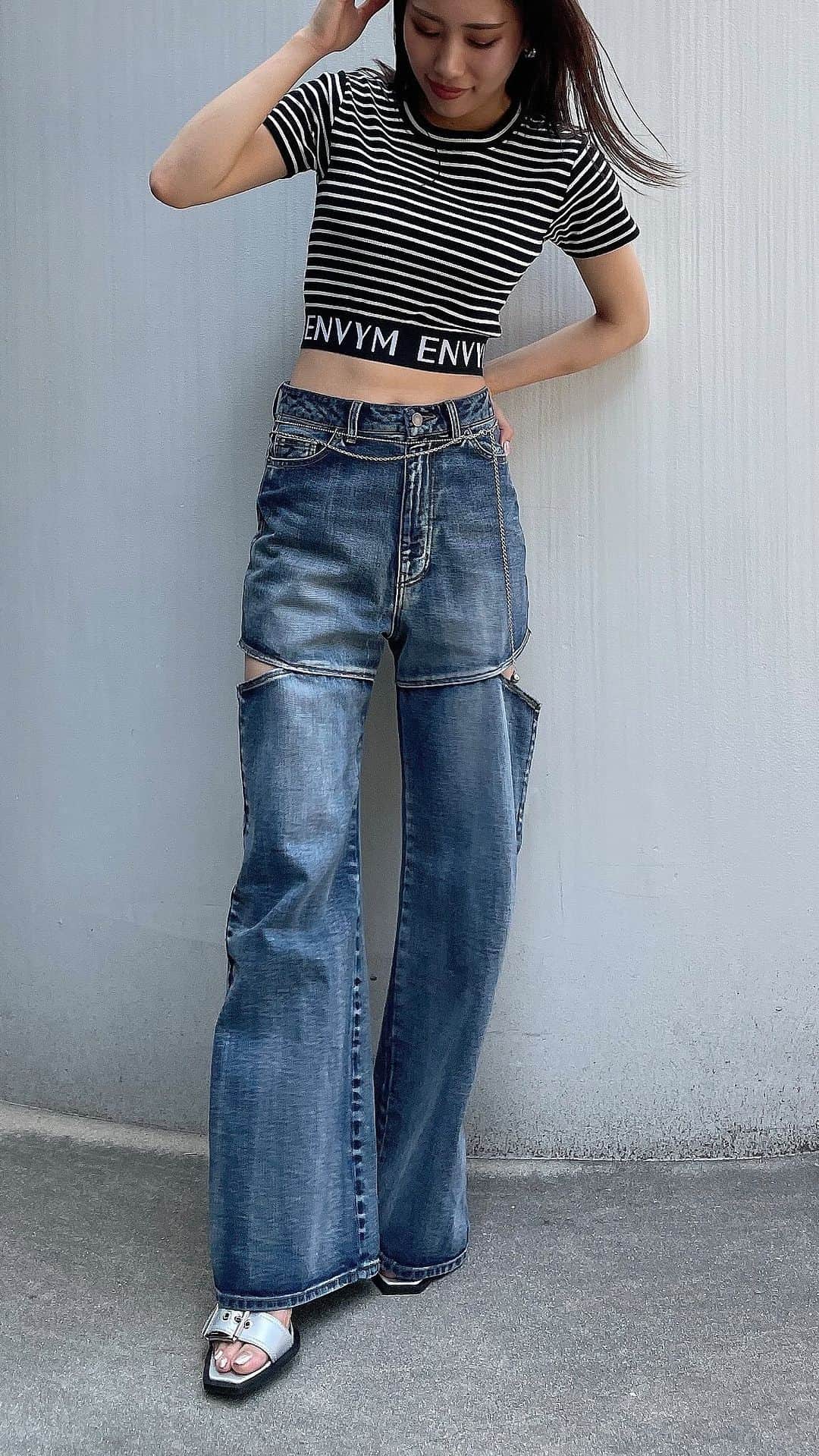 ENVYMのインスタグラム：「【 𝙉𝙀𝙒𝘼𝙍𝙍𝙄𝙑𝘼𝙇✨】 ⁡ ⁡ ◾︎ダブルカッティングデニム color / BLUE ⁡ 着用スタッフ:163cm Mサイズ着用 ⁡ 両サイドの太ももにカットデザインを入れたENVYMらしいデニムPT。 緩さが特徴のストレートデニムPTなのでカジュアルコーデにはもちろん、ブラウスなどと合わせたMIXコーデにもぴったり！ ベルトをしてハイウエストでも、ローウエストで今季らしく着こなすのもおすすめです。 どちらのカラーも加工感や色味にこだわった渾身の1着になっています。 ⁡ ——————————— ⁡ ⁡ #envym #2023ss #summer」