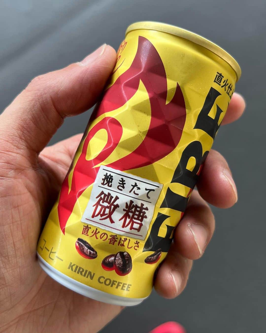 靖乃のインスタグラム：「自販機で缶コーヒー買うたら¥140になっててビックリしました💦💦 急に暑なってるし、飲み物をすぐに欲する靖乃としてはこれから夏に向けてなかなかキビシい日々が続きますなぁ〜‼️  皆様もどうか体調にはお気をつけ下さいませ  #靖乃 #ハイダンシークドロシー #淡路島 #ピン毛」