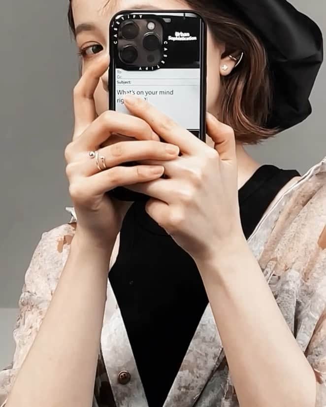 謝琦琦（Kiki）のインスタグラム：「下巴長了顆比耳環還大的痘 換季人生真的不想自拍 用手機擋就免修圖了😀  @thisthing2013 今日蝦皮下單滿額免運 每樣單價都不高 購物車很容易失控 請理性購物 照片配戴：不對稱X耳夾、訂製純銀字母耳環、雙球繞戒」