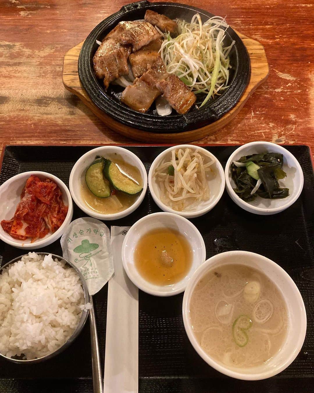 高橋沙弥華のインスタグラム：「お久しぶり過ぎる😭💓 やっぱりサムギョプサルが好き🥹  鬼節約は継続中🔥  . . . .  #暑すぎ #韓国料理 #サムギョプサル #ランチ #lunchi #韓国料理 #韓国 #韓国グルメ」