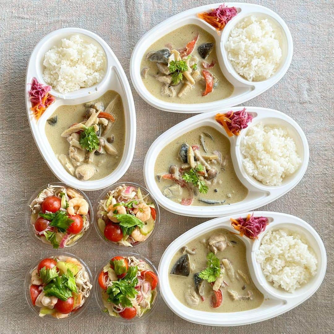 のインスタグラム：「今日のお弁当 2023.05.18  グリーンカレー ヤムウンセン  暑くなってきたのでスパイシーなグリーンカレーを！ 今日の関東地方、30度超えらしい😭😭😭 私が嫌いな暑い季節がついにやって来てしまった泣 悲しい…  普段はお昼お弁当だし。 外に買いに行くことも無いので、職場にいると快適なんだけども。 帰る時に外でたら暑くてやばい💦 早く秋になってほしい😂😂😂」