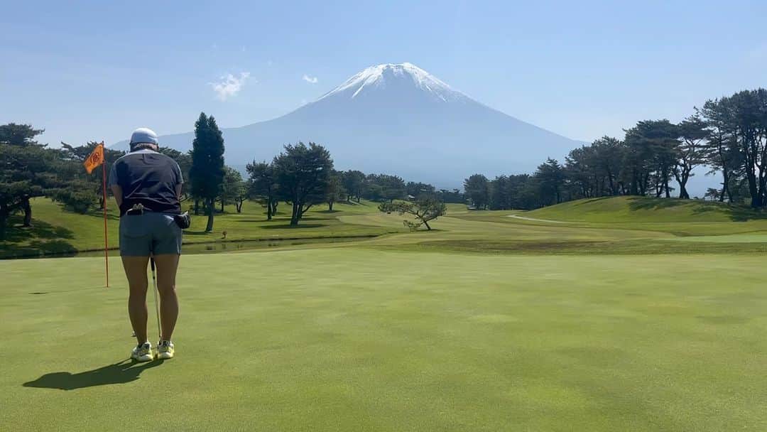 成田美寿々のインスタグラム：「花粉症との戦い。笑 3連続バーディーを含む5バーディーで勝利🏅🏆 けど体調はかなり👎😭 後半はかなり集中力切れかかってた😭😭 #ゴルフ #ゴルフ女子 #ゴルフウェア  #ゴルフコーデ」