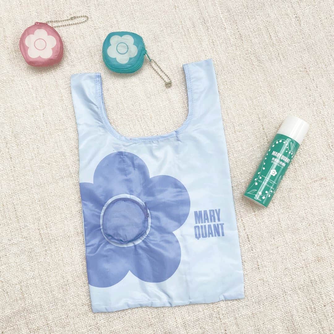 MARY QUANT officialのインスタグラム：「- #サークルミニ2ポータブルバッグ デイジー中央部分のポケットにバッグを入れ込むと コンパクトな手のひらサイズになるポータブルバッグ - #サンプロテクトスプレー <日やけ止め> SPF50+　PA++++ シュッとひと吹きするだけで 協力な紫外線もしっかりブロック！ - オンラインショップでは5/31まで 送料無料キャンペーン開催中！ ※全てのお買い物が対象 - #MARYQUANT  #NEWITEMS #FASHION - #マリークヮント #ポータブルバッグ #エコバッグ #バッグ  #日やけ止め #日焼け止め #日焼け止めスプレー」