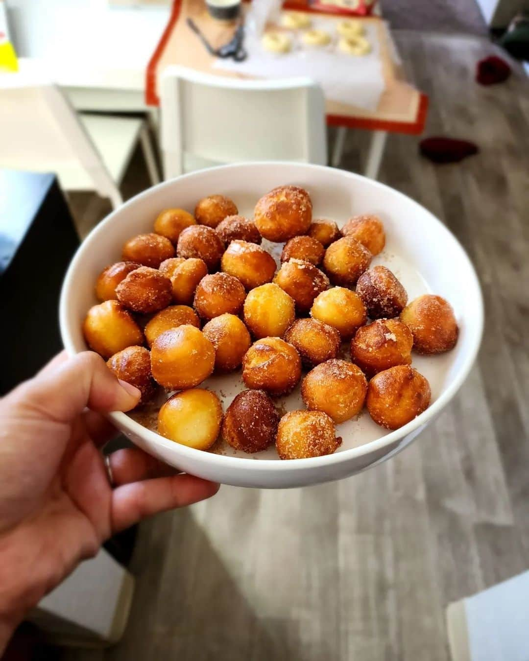 アマルのインスタグラム：「この前ドーナッツ作った、出来立てうまい🥰シナモンシュガー味🍩 いろんな日のビログあげたけど、よかったら見てね😘 おやすみ～🌙✨😌」